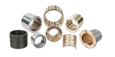 Na zdjęciu widać nowoczesny zakład produkcyjny firmy DAKAM, specjalizującej się w produkcji tulejek ślizgowych.  Centralnym punktem ujęcia jest strefa kontroli jakości, gdzie pracownik w białym fartuchu i z lupą w ręku dokładnie sprawdza partię gotowych tulejek. W tle widać rzędy maszyn, prawdopodobnie tokarek i szlifierek, kt&oacute;re są zautomatyzowane i obsługują je nieliczni pracownicy. Na jednym z paneli sterowania widać logo firmy DAKAM.  Pomieszczenie jest jasne, dobrze oświetlone i bardzo czyste. Na stole kontrolnym leżą precyzyjne przyrządy pomiarowe, takie jak suwmiarka cyfrowa i mikrometr. Gotowe tulejki są ułożone w przezroczystych plastikowych pojemnikach, czekając na spakowanie i wysyłkę.  Całość zdjęcia sugeruje wysoką precyzję, dbałość o detale i profesjonalizm, kt&oacute;re są kluczowe w procesie produkcji tak specjalistycznych komponent&oacute;w, jak tulejki ślizgowe.