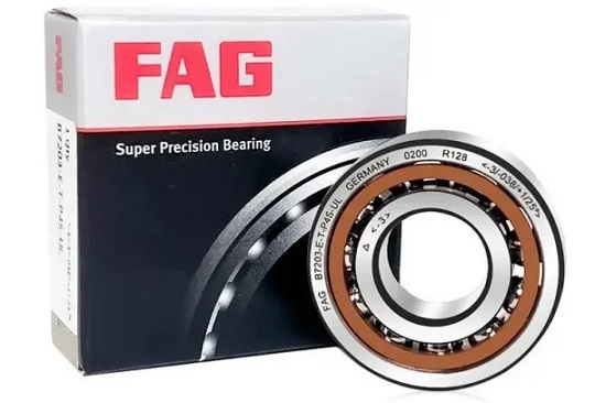 Obraz jest ucieleśnieniem technologii "High-Speed" i najwyższej klasy precyzji obrotowej. Kompozycja skupia się na konkretnym modelu łożyska wrzecionowego FAG B7203-E-T-P4S-UL, prezentując je niemal jak element biżuterii przemysłowej. Dominują w niej barwy: lustrzana stal, charakterystyczny brąz koszyka tekstolitowego oraz czerwień opakowań FAG. Całość jest osadzona w kontekście autoryzowanego polskiego dystrybutora DAKAM. W centrum uwagi, na idealnie czystej, szklanej lub białej powierzchni, znajduje się łożysko FAG B7203-E-T-P4S-UL: &bull;	Lustrzane wykończenie (P4S): Najbardziej rzucającą się w oczy cechą jest nieskazitelna, polerowana powierzchnia bieżni i pierścieni. Ten blask wizualnie komunikuje klasę precyzji P4S (standard FAG przewyższający normy DIN P4). &bull;	Koszyk Tekstolitowy (T): Wewnątrz łożyska wyraźnie widoczny jest koszyk z żywicy fenolowej wzmocnionej tkaniną o charakterystycznym, brązowym lub ciemnoczerwonym kolorze. To kluczowy identyfikator wizualny (oznaczenie "T"), świadczący o zdolności do pracy przy bardzo wysokich prędkościach obrotowych i niskiej wadze. &bull;	Laserowe Oznaczenia: Na bocznej powierzchni pierścienia widoczne jest precyzyjne, laserowo grawerowane logo "FAG", kraj produkcji (np. "GERMANY") oraz pełny kod: "B7203-E-T-P4S-UL". &bull;	Konstrukcja UL: Precyzyjnie szlifowane czoła pierścieni sugerują wykonanie uniwersalne (UL - Universal Light), gotowe do montażu w parze lub zestawie z lekkim napięciem wstępnym. Tło jest subtelnie rozmyte (efekt bokeh), ale jednoznacznie wskazuje na profesjonalną dystrybucję na terenie Polski: &bull;	Oryginalne Opakowanie: W tle stoi charakterystyczne, czerwono-białe pudełko FAG (Schaeffler) z etykietą zawierającą kod kreskowy i oznaczenie łożyska. Jest to gwarancja, że produkt jest fabrycznie nowy i oryginalny. &bull;	Magazyn DAKAM: Widać zarys regał&oacute;w magazynowych, co potwierdza dostępność. &bull;	Logo Dystrybutora: W dyskretnym, ale widocznym miejscu umieszczone jest logo DAKAM, z dopiskiem "Autoryzowany Dystrybutor FAG Super Precision". Obraz niesie jasny komunikat: "Jako autoryzowany polski dystrybutor DAKAM, posiadamy na stanie superprecyzyjne łożyska wrzecionowe FAG B7203-E-T-P4S-UL z koszykiem tekstolitowym, dedykowane do wrzecion obrabiarek i aplikacji wymagających najwyższych obrot&oacute;w".