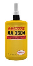 LOCTITE 3504A to zaawansowany, jednoskładnikowy klej do szkła, kt&oacute;ry utwardza się pod wpływem światła UV lub za pomocą aktywatora. Produkt ten jest idealnym rozwiązaniem do klejenia element&oacute;w szklanych, w tym szyb i luster. Jego unikalna formuła zapewnia bardzo mocne, trwałe i niewidoczne połączenie, co jest kluczowe w przypadku klejenia szkła, gdzie estetyka odgrywa ważną rolę.