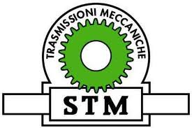 Obraz jest ucieleśnieniem włoskiej inżynierii, elastyczności i nowoczesnego designu, kt&oacute;re są znakami rozpoznawczymi firmy STM S.p.A. (STM Team). Kompozycja łączy w sobie solidny, industrialny wygląd niebieskich przekładni i motoreduktor&oacute;w z profesjonalizmem i dostępnością, jakie oferuje autoryzowany polski dystrybutor DAKAM. Dominują w niej barwy przemysłowe: charakterystyczny dla STM głęboki błękit (RAL 5010) oraz surowe aluminium (dla mniejszych korpus&oacute;w). W centrum uwagi, na czystej, metalowej powierzchni, znajduje się starannie zaaranżowany zestaw flagowych produkt&oacute;w STM: &bull;	Przekładnia ślimakowa (np. seria RMI/UMI): Najbardziej rozpoznawalny produkt. Prezentowany jest reduktor o sześciennym, uniwersalnym kształcie. Jego korpus (jeśli to mniejszy rozmiar) jest wykonany z odlewanego ciśnieniowo aluminium (srebrny) lub żeliwa malowanego na niebiesko (dla większych mocy). &bull;	Przekładnia walcowa (np. seria A lub AR): Obok stoi solidny reduktor walcowy o nowoczesnej, żebrowanej obudowie, sugerującej wytrzymałość i dobre odprowadzanie ciepła. &bull;	Motoreduktor: Kompletna jednostka &ndash; silnik elektryczny połączony z przekładnią, gotowy do pracy. &bull;	Detale: Ujęcie makro eksponuje tabliczkę znamionową z logo STM, korki wlewu oleju oraz precyzyjnie wykonane wały wyjściowe (drążone lub pełne). &bull;	Marka Premium: Na korpusach, zwłaszcza tych aluminiowych, widoczne jest wyraźne, odlane logo "STM", co jest gwarancją włoskiego pochodzenia i jakości. Tło jest subtelnie rozmyte (efekt bokeh), ale jednoznacznie wskazuje na profesjonalną dystrybucję na terenie Polski: &bull;	Nowoczesny magazyn DAKAM: W tle widać rzędy regał&oacute;w magazynowych. Na p&oacute;łkach składowane są oryginalne kartony z logo STM oraz palety z niebieskimi przekładniami. Duża ilość towaru na stanie wizualnie potwierdza status "sprawdzonego dystrybutora" i szybkość dostaw. &bull;	Logo Dystrybutora: W dyskretnym, ale widocznym miejscu umieszczone jest logo DAKAM, z dopiskiem "Autoryzowany Dystrybutor STM S.p.A.", co buduje markę jako bezpośredniego partnera włoskiego producenta. Obraz niesie jasny komunikat: "Jako autoryzowany polski dystrybutor DAKAM, oferujemy szeroką gamę nowoczesnych i niezawodnych przekładni oraz motoreduktor&oacute;w włoskiej firmy STM S.p.A., dostępnych bezpośrednio z naszego magazynu".