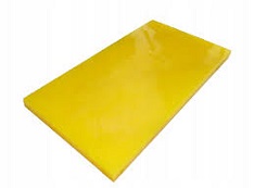 Obraz jest ucieleśnieniem kompleksowej oferty w dziedzinie specjalistycznych elastomer&oacute;w konstrukcyjnych, skupiając się na Poliuretanie (PU). Kompozycja w unikalny spos&oacute;b łączy sprzedaż surowych p&oacute;łfabrykat&oacute;w PU z precyzyjną usługą obr&oacute;bki CNC. Dominują w niej charakterystyczne dla poliuretanu barwy &ndash; żywy, często p&oacute;łprzezroczysty ż&oacute;łty lub pomarańczowy kolor &ndash; co symbolizuje energię, elastyczność i niezr&oacute;wnaną odporność na ścieranie. W centrum uwagi, na czystym, metalowym stole warsztatowym (lub białym tle), znajduje się starannie zaaranżowana kompozycja "przed i po": &bull;	P&oacute;łfabrykaty (Sprzedaż): o	Płyta PU: Starannie docięty fragment płyty (arkusza). o	Pręt PU: Solidny, cylindryczny wałek. o	Tuleja PU: Pusta w środku rura. Wszystkie elementy mają jednolity, jaskrawy ż&oacute;łto-pomarańczowy kolor, kt&oacute;ry jest wizyt&oacute;wką tego materiału. &bull;	Kluczowy detal (Obr&oacute;bka): o	Gotowy detal: Obok surowych p&oacute;łfabrykat&oacute;w leży precyzyjnie wykonany, gotowy komponent obrobiony z poliuretanu. Może to być np. rolka bieżna, zgarniacz taśmowy, element sprzęgła lub niestandardowa uszczelka/podkładka tłumiąca z wyfrezowanymi rowkami i otworami. Precyzyjne krawędzie i gładka powierzchnia obrobionego elementu podkreślają mistrzostwo wykonania. &bull;	Precyzja: Obok gotowego detalu leży suwmiarka cyfrowa, co wizualnie komunikuje Tło jest subtelnie rozmyte (efekt bokeh), ale jednoznacznie wskazuje na podw&oacute;jne kompetencje DAKAM: &bull;	Po lewej (Obr&oacute;bka): Widoczny jest fragment nowoczesnej maszyny CNC (frezarki lub tokarki), co wizualnie potwierdza zdolność do wykonywania precyzyjnej obr&oacute;bki elastomer&oacute;w na miejscu. &bull;	Po prawej (Sprzedaż/Magazyn): W tle widać rzędy wysokich regał&oacute;w magazynowych, wypełnionych długimi prętami i tulejami oraz dużymi, kolorowymi (ż&oacute;łtymi/pomarańczowymi) płytami (formatkami). To wizualnie potwierdza dużą dostępność magazynową. &bull;	Logo Dystrybutora: W dyskretnym, ale widocznym miejscu umieszczone jest logo DAKAM, z dopiskiem "Centrum Tworzyw Konstrukcyjnych" lub "Sprzedaż i Obr&oacute;bka CNC". Obraz niesie jasny komunikat: "Jako sprawdzony polski dystrybutor DAKAM, posiadamy na stanie pełen asortyment Poliuretanu (płyt, pręt&oacute;w i tulei), kt&oacute;ry docinamy i obrabiamy na gotowo według Twojego rysunku technicznego, zapewniając niezr&oacute;wnaną odporność na ścieranie i obciążenia dynamiczne".