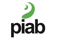 Obraz jest ucieleśnieniem szwedzkiej innowacji, efektywności energetycznej i inteligencji w dziedzinie automatyzacji pr&oacute;żniowej, kt&oacute;re są fundamentem marki PIAB. Kompozycja łączy w sobie sterylny, high-tech'owy wizerunek eżektor&oacute;w, przyssawek i chwytak&oacute;w z profesjonalizmem i dostępnością, jakie budzi autoryzowany polski dystrybutor DAKAM. Dominują w niej charakterystyczne barwy PIAB &ndash; techniczna szarość/czerń oraz intensywny błękit, osadzone na czystym tle. W centrum uwagi, na czystej, metalowej lub białej powierzchni, znajduje się starannie zaaranżowany zestaw flagowych rozwiązań PIAB: &bull;	Eżektory Pr&oacute;żniowe (Vacuum Generators): Centralny element &ndash; nowoczesna, kompaktowa pompa pr&oacute;żniowa (np. z serii piCOMPACT&reg; lub piCLASSIC). Jej zaawansowana konstrukcja z widocznymi portami przyłączeniowymi, modułami sterującymi oraz (w wersjach smart) wyświetlaczem lub diodami LED wizualnie komunikuje inteligencję (IO-Link), oszczędność energii (technologia COAX&reg;) i gotowość do Przemysłu 4.0. &bull;	Przyssawki (Suction Cups): Wok&oacute;ł eżektora dynamicznie rozmieszczone są r&oacute;żnorodne przyssawki (np. piGRIP&reg; &ndash; konfigurowalne, czy DURAFLEX&reg; &ndash; trwałe i elastyczne). R&oacute;żne kształty (płaskie, mieszkowe) i kolory warg uszczelniających pokazują wszechstronność w chwytaniu wszystkiego &ndash; od karton&oacute;w po delikatne torebki foliowe. &bull;	Chwytaki (Grippers): Może pojawić się r&oacute;wnież specjalistyczny chwytak, np. piSOFTGRIP&reg; (do delikatnych obiekt&oacute;w) lub Kenos&reg; (chwytak powierzchniowy), podkreślający innowacyjność. &bull;	Marka Premium: Na obudowach urządzeń widoczne jest wyraźne, nowoczesne logo "PIAB", co jest gwarancją autentyczności i najwyższej jakości. Tło jest subtelnie rozmyte (efekt bokeh), ale jednoznacznie wskazuje na profesjonalną, wielkoskalową dystrybucję na terenie Polski: &bull;	Nowoczesny magazyn DAKAM: W tle widać rzędy wysokich regał&oacute;w magazynowych, wypełnionych uporządkowanymi, oryginalnymi opakowaniami PIAB. Duża ilość towaru na stanie wizualnie potwierdza status "sprawdzonego dystrybutora". &bull;	Logo Dystrybutora: W dyskretnym, ale widocznym miejscu umieszczone jest logo DAKAM, z dopiskiem "Autoryzowany Dystrybutor PIAB", co buduje jego markę jako zaufanego partnera w dziedzinie technologii pr&oacute;żniowej. Obraz niesie jasny komunikat: "Jako autoryzowany polski dystrybutor DAKAM, oferujemy pełen dostęp do innowacyjnej technologii pr&oacute;żniowej PIAB &ndash; energooszczędnych pomp, inteligentnych eżektor&oacute;w i niezawodnych przyssawek, dostępnych od ręki".