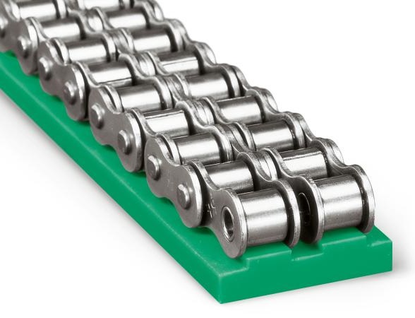 Obraz jest ucieleśnieniem płynnego i cichego prowadzenia łańcuch&oacute;w rolkowych w aplikacjach przemysłowych. Kompozycja jest czysta, techniczna i skupiona na produkcie, emanując niskim wsp&oacute;łczynnikiem tarcia i wysoką odpornością na zużycie. Dominują w niej charakterystyczne barwy wysokiej jakości tworzyw sztucznych (najczęściej zielony lub czarny polietylen UHMW-PE). Całość jest osadzona w kontekście autoryzowanego polskiego dystrybutora DAKAM. W centrum uwagi, na czystej, metalowej lub białej powierzchni, znajduje się starannie zaaranżowany zestaw profilowanych prowadnic ślizgowych: &bull;	Precyzyjny profil: Prezentowane są solidne, precyzyjnie wykonane profile ślizgowe. Ich kluczowa cecha &ndash; precyzyjnie wykonany profil (rowek) &ndash; jest idealnie dopasowany do kształtu standardowego łańcucha rolkowego (uwzględniający rolki i płytki boczne), co wizualnie komunikuje jego funkcję: dokładne prowadzenie i podparcie łańcucha. &bull;	Materiał Premium: Ujęcia makro eksponują gładką, śliską powierzchnię wysokiej jakości tworzywa (najczęściej UHMW-PE 1000). Charakterystyczny zielony lub czarny kolor materiału podkreśla jego wysoką odporność na ścieranie i właściwości samosmarne. &bull;	R&oacute;żnorodność: Pokazane są profile o r&oacute;żnych rozmiarach (odpowiadające r&oacute;żnym podziałkom łańcucha) oraz ewentualnie profil osadzony w metalowym profilu nośnym typu C, co ilustruje r&oacute;żne opcje montażowe. &bull;	Kontekst zastosowania: W rowku jednej z prowadnic leży kr&oacute;tki fragment czystego łańcucha rolkowego, idealnie wpasowany w profil. To wizualnie demonstruje zastosowanie i precyzję dopasowania. Tło jest subtelnie rozmyte (efekt bokeh), ale jednoznacznie wskazuje na profesjonalną, wielkoskalową dystrybucję na terenie Polski: &bull;	Nowoczesny magazyn DAKAM: W tle widać rzędy wysokich regał&oacute;w magazynowych, wypełnionych uporządkowanymi oryginalnymi opakowaniami lub zwojami profili prowadzących. Duża ilość towaru na stanie wizualnie potwierdza status "sprawdzonego dystrybutora". &bull;	Logo Dystrybutora: W dyskretnym, ale widocznym miejscu umieszczone jest logo DAKAM, z dopiskiem "Centrum Techniki Napędowej" lub "Autoryzowany Dystrybutor", co buduje jego markę jako zaufanego partnera. Obraz niesie jasny komunikat: "Jako sprawdzony polski dystrybutor DAKAM, posiadamy pełen asortyment wysokiej jakości prowadnic ślizgowych pod łańcuchy rolkowe (profile PE), zapewniających płynne prowadzenie, redukcję hałasu i zużycia w napędach i systemach transportowych".