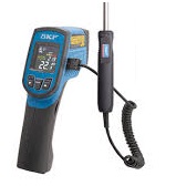 Obraz przedstawia serię zaawansowanych termometr&oacute;w na podczerwień (pirometr&oacute;w) oraz termometru stykowego firmy SKF. Są to precyzyjne narzędzia diagnostyczne używane w przemyśle do bezkontaktowego i stykowego pomiaru temperatury maszyn i ich komponent&oacute;w.  Monitorowanie temperatury jest kluczowym elementem utrzymania ruchu, ponieważ nietypowe wartości cieplne często są pierwszym sygnałem zbliżającej się awarii, problem&oacute;w ze smarowaniem lub przeciążenia.  Poniżej znajduje się opis poszczeg&oacute;lnych modeli:  Seria termometr&oacute;w na podczerwień SKF TKTL Są to ręczne, bezkontaktowe urządzenia, kt&oacute;re mierzą temperaturę powierzchni z bezpiecznej odległości za pomocą promieniowania podczerwonego. Wszystkie modele posiadają wskaźnik laserowy do precyzyjnego celowania.  1. SKF TKTL 11 Model podstawowy: Prosty w obsłudze pirometr przeznaczony do szybkich i dokładnych pomiar&oacute;w temperatury w og&oacute;lnych zastosowaniach przemysłowych.  Stosunek odległości do pola pomiaru (D:S): 16:1 (z odległości 16 cm mierzy pole o średnicy 1 cm).  Zakres temperatur: -60&deg;C do +625&deg;C.  Kluczowe cechy: Podświetlany wyświetlacz, alarmy wartości granicznych (Hi/Low), stała emisyjność (0,95).  2. SKF TKTL 21 Model wszechstronny: Bardziej zaawansowany pirometr, oferujący szerszy zakres pomiarowy i dodatkowe funkcje.  Stosunek D:S: 30:1.  Zakres temperatur: -60&deg;C do +760&deg;C.  Kluczowe cechy: Podw&oacute;jny wskaźnik laserowy dla lepszego celowania, regulowana emisyjność, co pozwala na dokładniejsze pomiary na r&oacute;żnych powierzchniach.  3. SKF TKTL 31 Model zaawansowany z podw&oacute;jnym pomiarem: Urządzenie 2 w 1, kt&oacute;re łączy w sobie funkcje pirometru (pomiar bezkontaktowy) i termometru stykowego (poprzez dołączoną sondę typu K).  Stosunek D:S: 30:1.  Zakres temperatur (IR): -60&deg;C do +760&deg;C.  Zakres temperatur (sonda): -64&deg;C do +1400&deg;C.  Kluczowe cechy: Możliwość jednoczesnego wyświetlania temperatury z obu pomiar&oacute;w, regulowana emisyjność, podw&oacute;jny laser.  4. SKF TKTL 40 Model profesjonalny z funkcją foto/wideo: Najbardziej zaawansowany termometr w serii. Pozwala na robienie zdjęć i nagrywanie film&oacute;w, na kt&oacute;rych widoczny jest mierzony obiekt wraz z danymi pomiarowymi (temperatura, data, godzina).  Stosunek D:S: 50:1 (najwyższa precyzja z dużej odległości).  Zakres temperatur (IR): -50&deg;C do +1000&deg;C.  Kluczowe cechy: Wbudowany aparat, wejście na sondę stykową, rejestracja danych z możliwością eksportu na komputer, kolorowy wyświetlacz. Idealny do tworzenia raport&oacute;w z inspekcji.  Termometr stykowy SKF TKDT 10 SKF TKDT 10 Specjalistyczny termometr stykowy: W przeciwieństwie do serii TKTL, jest to urządzenie przeznaczone wyłącznie do pomiaru kontaktowego za pomocą sond.  Wysoka dokładność: Oferuje bardzo precyzyjne pomiary, co jest kluczowe w aplikacjach wymagających dokładnego określenia temperatury.  Wszechstronność: Kompatybilny z szeroką gamą sond temperatury typu K, co pozwala na dostosowanie go do r&oacute;żnych zadań (np. pomiar temperatury cieczy, powierzchni płaskich, trudno dostępnych miejsc).  Funkcje: Duży, czytelny wyświetlacz, funkcja zatrzymania wyniku (Hold), możliwość wyświetlania temperatury w &deg;C, &deg;F lub Kelwinach.