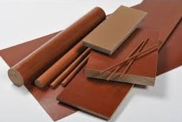 Tekstolit – Płyty, Pręty i Precyzyjna Obróbka CNC w DAKAM. Obraz jest ucieleśnieniem kompleksowej oferty w dziedzinie specjalistycznych tworzyw konstrukcyjnych. Kompozycja w unikalny sposób łączy sprzedaż surowych półfabrykatów Tekstolitu z precyzyjną usługą obróbki CNC. Dominują w niej charakterystyczne dla Tekstolitu (PF CC) barwy – ciemny, techniczny brąz – oraz sterylne, metaliczne akcenty warsztatu obróbczego. Całość jest osadzona w kontekście autoryzowanego polskiego dystrybutora DAKAM. W centrum uwagi, na czystym, metalowym stole warsztatowym (lub białym tle), znajduje się starannie zaaranżowana kompozycja "przed i po": • Półfabrykaty (Sprzedaż): o Płyta Tekstolitowa: Starannie docięty fragment płyty. Na jej bocznej krawędzi wyraźnie widoczna jest charakterystyczna, warstwowa struktura (laminat), będąca wizytówką tego materiału. o Pręt Tekstolitowy: Solidny, cylindryczny wałek, również z widoczną strukturą na przecięciu. • Kluczowy detal (Obróbka): o Gotowy detal: Obok surowych półfabrykatów leży precyzyjnie wykonany, gotowy komponent obrobiony z Tekstolitu. Może to być np. koło zębate, panewka ślizgowa lub złożony izolator elektryczny z wywierconymi otworami i wyfrezowanymi rowkami. Świeżo obrobione powierzchnie detalu są jaśniejsze, co kontrastuje z ciemną "skórą" półfabrykatu. • Precyzja: Obok gotowego detalu leży suwmiarka cyfrowa, co wizualnie komunikuje precyzję i kontrolę wymiarową usługi obróbki. Tło jest subtelnie rozmyte (efekt bokeh), ale jednoznacznie wskazuje na podwójne kompetencje DAKAM: • Po lewej (Obróbka): Widoczny jest fragment nowoczesnej maszyny CNC (frezarki lub tokarki), co wizualnie potwierdza zdolność do wykonywania precyzyjnej obróbki na miejscu. • Po prawej (Sprzedaż/Magazyn): W tle widać rzędy wysokich regałów magazynowych, wypełnionych dużymi płytami (formatkami) oraz długimi prętami Tekstolitu. To wizualnie potwierdza dużą dostępność magazynową. • Logo Dystrybutora: W dyskretnym, ale widocznym miejscu umieszczone jest logo DAKAM, z dopiskiem "Centrum Tworzyw Konstrukcyjnych" lub "Sprzedaż i Obróbka CNC". Obraz niesie jasny komunikat: "Jako sprawdzony polski dystrybutor DAKAM, posiadamy na stanie pełen asortyment płyt i prętów z Tekstolitu, które docinamy i obrabiamy na gotowo według Twojego rysunku technicznego".