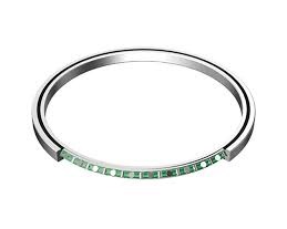 Obraz jest ucieleśnieniem najwyższej japońskiej precyzji i zaawansowanej inżynierii, kt&oacute;re są synonimem marki THK w segmencie łożysk specjalistycznych. Kompozycja jest sterylna, high-tech i niezwykle szczeg&oacute;łowa, idealnie oddając charakter produktu przeznaczonego do robotyki i ultra-precyzyjnych maszyn. Całość jest osadzona w kontekście profesjonalnego polskiego dystrybutora DAKAM. W centrum uwagi, na czystej, metalowej lub białej powierzchni, znajduje się łożysko rolkowo-krzyżowe THK (np. z serii RB, RU lub RE). Jego unikalna konstrukcja jest kluczowym elementem wizualnym: &bull;	Kluczowy detal &ndash; Wałeczki krzyżowe: Ujęcie makro lub pod lekkim kątem wyraźnie pokazuje wałeczki cylindryczne ułożone prostopadle (krzyżowo) do siebie, oddzielone precyzyjnymi separatorami. Ten widok jest potężnym komunikatem wizualnym, kt&oacute;ry natychmiastowo przekazuje kluczową zaletę: zdolność do przenoszenia obciążeń promieniowych, osiowych oraz moment&oacute;w gnących jednocześnie, z najwyższą sztywnością. &bull;	Kompaktowa budowa: Łożysko jest relatywnie cienkie i kompaktowe, często z zintegrowanymi otworami montażowymi bezpośrednio w pierścieniach, co podkreśla jego przeznaczenie do aplikacji o ograniczonej przestrzeni (np. przeguby robot&oacute;w). &bull;	Marka Premium: Na idealnie wyszlifowanej powierzchni pierścienia widoczne jest wyraźne, laserowo grawerowane logo "THK", co jest gwarancją autentyczności i najwyższej japońskiej jakości. Tło jest subtelnie rozmyte (efekt bokeh), ale jednoznacznie wskazuje na profesjonalną, wielkoskalową dystrybucję na terenie Polski: &bull;	Nowoczesny magazyn DAKAM: W tle widać rzędy wysokich regał&oacute;w magazynowych, wypełnionych uporządkowanymi, oryginalnymi opakowaniami THK. Duża ilość towaru na stanie wizualnie potwierdza status "sprawdzonego dystrybutora" i gwarantuje szybkie dostawy. &bull;	Logo Dystrybutora: W dyskretnym, ale widocznym miejscu umieszczone jest logo DAKAM, z dopiskiem "Autoryzowany Dystrybutor THK", co buduje jego markę jako zaufanego partnera w dostawach zaawansowanych technologii. Obraz niesie jasny komunikat: "Jako sprawdzony polski dystrybutor DAKAM, posiadamy najbardziej zaawansowane łożyska rolkowo-krzyżowe THK, idealne do robotyki i precyzyjnych stoł&oacute;w obrotowych, dostępne natychmiast z naszego magazynu".