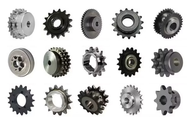 Obraz jest profesjonalną i dynamiczną kompozycją, kt&oacute;ra w unikalny spos&oacute;b łączy dwa kluczowe aspekty oferty: dystrybucję (sprzedaż) szerokiej gamy komponent&oacute;w oraz usługi (obr&oacute;bka). Kompozycja jest czysta, techniczna i precyzyjna, emanując inżynierską dokładnością i gotowością do realizacji niestandardowych zam&oacute;wień. W centrum uwagi, na czystej, metalowej lub industrialnej powierzchni, znajduje się starannie zaaranżowany zestaw k&oacute;ł łańcuchowych, kt&oacute;ry wizualnie demonstruje hasło "wszystkie rodzaje": &bull;	R&oacute;żnorodność rzęd&oacute;w: Widoczne są koła jedno-, dwu- i tr&oacute;jrzędowe, co pokazuje zdolność do obsługi napęd&oacute;w o r&oacute;żnej mocy. &bull;	R&oacute;żnorodność konstrukcji: Prezentowane są zar&oacute;wno koła płaskie (bez piasty), jak i koła z piastą jednostronną lub dwustronną. &bull;	R&oacute;żnorodność materiał&oacute;w: Obok standardowych k&oacute;ł stalowych (oksydowanych na czarno) leży lśniące koło ze stali nierdzewnej, co komunikuje dostępność rozwiązań dla przemysłu spożywczego lub chemicznego. &bull;	Kluczowy detal "Sprzedaż i Obr&oacute;bka": W centrum kompozycji leżą dwa koła, kt&oacute;re ilustrują usługę: 1.	Koło z otworem wstępnym (Pilot Bore): Standardowe koło z małym, centralnym otworem &ndash; symbol produktu "z p&oacute;łki", gotowego do sprzedaży. 2.	Koło obrobione (Finished): Lśniące od świeżej obr&oacute;bki koło z precyzyjnie rozwierconym otworem na wymiar oraz wyraźnie widocznym rowkiem wpustowym &ndash; symbol usługi obr&oacute;bki. Tło jest subtelnie rozmyte (efekt bokeh), ale jednoznacznie wskazuje na kompetencje i zaplecze polskiego dystrybutora DAKAM: &bull;	Po lewej (Obr&oacute;bka): Widoczny jest fragment nowoczesnego centrum obr&oacute;bczego (warsztatu). Widać precyzyjną dłutownicę do rowk&oacute;w wpustowych lub uchwyt tokarki, co wizualnie komunikuje kluczową usługę: "obr&oacute;bka k&oacute;ł łańcuchowych na gotowo". &bull;	Po prawej (Sprzedaż/Magazyn): W tle widać rzędy wysokich regał&oacute;w magazynowych. Regały są wypełnione oryginalnymi opakowaniami i uporządkowanymi stosami k&oacute;ł, co wizualnie potwierdza dużą dostępność magazynową. &bull;	Branding: W rogu obrazu umieszczone jest logo DAKAM, z dopiskiem "Centrum Napęd&oacute;w Łańcuchowych" lub "Sprzedaż i obr&oacute;bka". Obraz niesie jasny komunikat: "Jako sprawdzony polski dystrybutor DAKAM, posiadamy wszystkie rodzaje k&oacute;ł łańcuchowych, kt&oacute;re obrabiamy na miejscu pod konkretny wymiar klienta (wiercenie, rowki wpustowe)".