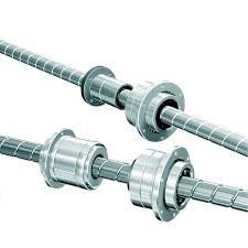 Obraz jest ucieleśnieniem najwyższej japońskiej inżynierii mechatronicznej i ultra-precyzyjnej integracji, kt&oacute;re są synonimem najbardziej zaawansowanych produkt&oacute;w THK. Kompozycja jest sterylna, high-tech i niezwykle szczeg&oacute;łowa, idealnie oddając unikalny charakter mechanizmu, kt&oacute;ry łączy w sobie dwie funkcje w jednym komponencie. Całość jest osadzona w kontekście autoryzowanego polskiego dystrybutora DAKAM. W centrum uwagi, na czystej, metalowej lub białej powierzchni, znajduje się Mechanizm Śrubowo-Toczno-Obrotowy THK (Ball Screw Spline), np. z serii BNS. Jego unikalna konstrukcja jest kluczowym elementem wizualnym: &bull;	Unikalny wał: Prezentowany jest idealnie wyszlifowany wał, kt&oacute;ry na tej samej osi posiada dwa typy bieżni: 1.	Precyzyjny gwint śruby kulowej (do ruchu liniowego). 2.	Wzdłużne rowki wielowypustu kulkowego (do przenoszenia momentu obrotowego). &bull;	Zintegrowana nakrętka: Na wale osadzona jest pojedyncza, kompaktowa nakrętka, kt&oacute;ra w swojej konstrukcji łączy oba systemy. Ujęcie makro lub przekr&oacute;j (jeśli to grafika koncepcyjna) pokazuje kulki recyrkulujące zar&oacute;wno w gwincie śruby, jak i w rowkach wielowypustu. &bull;	Wizualne przesłanie: Ta hybrydowa konstrukcja wizualnie komunikuje kluczową, unikalną zdolność mechanizmu: jednoczesne wykonywanie precyzyjnego ruchu liniowego (posuwistego) i ruchu obrotowego, co jest niezbędne w zaawansowanych ramionach robot&oacute;w (SCARA) i systemach montażowych. &bull;	Marka Premium: Na zewnętrznej powierzchni nakrętki widoczne jest wyraźne, laserowo grawerowane logo "THK", co jest gwarancją autentyczności i najwyższej japońskiej jakości. Tło jest subtelnie rozmyte (efekt bokeh), ale jednoznacznie wskazuje na profesjonalną, wielkoskalową dystrybucję na terenie Polski: &bull;	Nowoczesny magazyn DAKAM: W tle widać rzędy wysokich regał&oacute;w magazynowych, wypełnionych uporządkowanymi, oryginalnymi opakowaniami THK. Duża ilość towaru na stanie wizualnie potwierdza status "sprawdzonego dystrybutora". &bull;	Logo Dystrybutora: W dyskretnym, ale widocznym miejscu umieszczone jest logo DAKAM, z dopiskiem "Autoryzowany Dystrybutor THK", co buduje jego markę jako zaufanego partnera w dostawach najbardziej zaawansowanych technologii. Obraz niesie jasny komunikat: "Jako sprawdzony polski dystrybutor DAKAM, posiadamy najbardziej zaawansowane mechanizmy śrubowo-toczno-obrotowe (Ball Screw Spline) THK, umożliwiające jednoczesny ruch liniowy i obrotowy, niezbędne do budowy robot&oacute;w i system&oacute;w high-tech".