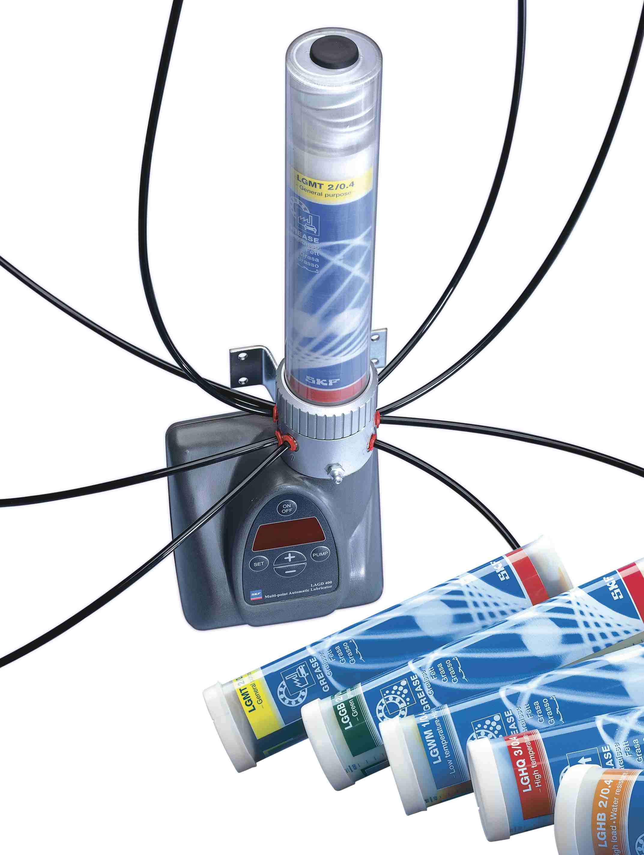 Obraz jest ucieleśnieniem kompaktowej, prostej i niezawodnej automatyzacji smarowania, kt&oacute;re są synonimami zaawansowanych system&oacute;w SKF. Kompozycja łączy w sobie sterylny, high-tech'owy wizerunek kompletnej jednostki smarowania wielopunktowego LAGD 400 z profesjonalizmem i dostępnością, jakie budzi autoryzowany polski dystrybutor DAKAM. Dominują w niej ikoniczne barwy SKF &ndash; intensywny niebieski &ndash; oraz przezroczyste elementy pojemnika. W centrum uwagi, na czystej, industrialnej powierzchni (np. metalowym stole warsztatowym lub białym tle), znajduje się automatyczna smarownica wielopunktowa SKF MultiPoint LAGD 400: &bull;	Zintegrowana jednostka: Prezentowana jest kompletna, kompaktowa jednostka, kt&oacute;ra łączy w sobie pompę, zbiornik i sterownik. &bull;	Kluczowy detal &ndash; Wiele wyjść: Najważniejszy element wizualny &ndash; wyraźnie widoczny blok dystrybucyjny z kilkoma wyjściami (portami, do 5). Z tych wyjść wychodzą cienkie przewody (wężyki), kt&oacute;re wizualnie symbolizują r&oacute;wnoczesne smarowanie wielu (do 5) punkt&oacute;w maszyny z jednej, centralnej jednostki. &bull;	Pojemnik ze smarem: Widoczny jest przezroczysty kartridż (pojemnik), przez kt&oacute;ry wyraźnie widać poziom smaru (np. LGMT 2). Ta przezroczystość podkreśla łatwość inspekcji. &bull;	Panel sterowania: Na obudowie widoczne są intuicyjne przyciski oraz diody LED, kt&oacute;re sygnalizują status pracy i ustawienia dozowania, co podkreśla prostotę programowania. &bull;	Marka Premium: Na solidnej, niebieskiej obudowie widoczne jest wyraźne, oryginalne logo "SKF" oraz oznaczenie modelu "LAGD 400", co jest gwarancją autentyczności i światowej klasy technologii. Tło jest subtelnie rozmyte (efekt bokeh), ale jednoznacznie wskazuje na profesjonalną dystrybucję na terenie Polski: &bull;	Nowoczesny magazyn DAKAM: W tle widać rzędy wysokich regał&oacute;w magazynowych, wypełnionych uporządkowanymi, oryginalnymi, niebieskimi opakowaniami SKF. Duża ilość towaru na stanie wizualnie potwierdza status "sprawdzonego dystrybutora". &bull;	Logo Dystrybutora: W dyskretnym, ale widocznym miejscu umieszczone jest logo DAKAM, z dopiskiem "Autoryzowane Centrum System&oacute;w Smarowania" lub "Autoryzowany Dystrybutor SKF". Obraz niesie jasny komunikat: "Jako autoryzowany polski dystrybutor DAKAM, posiadamy na stanie kompaktowe smarownice wielopunktowe SKF LAGD 400, idealne do łatwej automatyzacji smarowania wielu (do 5) punkt&oacute;w w maszynach, zastępując smarowanie ręczne".