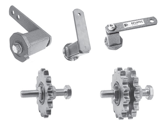 DAKAM – Twój ekspert od technologii tłumienia drgań RESATEC. Obraz jest ucieleśnieniem szwajcarskiej inżynierii w dziedzinie technologii napinania i tłumienia drgań, które są synonimami marki RESATEC. Kompozycja jest czysta, techniczna i niezwykle precyzyjna. Dominują w niej chłodne, metaliczne barwy aluminium i stali oraz głęboka czerń elementów gumowych, co podkreśla techniczny charakter i solidność produktów. Całość jest osadzona w kontekście autoryzowanego polskiego dystrybutora DAKAM. W centrum uwagi, na czystej, metalowej lub białej powierzchni, znajduje się starannie zaaranżowany zestaw flagowych produktów RESATEC: • Napinacze łańcuchów i pasów: Stanowią wizualny rdzeń kompozycji. Prezentowane są solidne napinacze (np. typu K, S, M) z charakterystycznym elementem sprężynującym na bazie gumy. Ich masywna, aluminiowa lub stalowa konstrukcja komunikuje niezawodność i zdolność do automatycznego kompensowania luzów w napędach. • Wibroizolatory (Amortyzatory gumowo-metalowe): Obok napinaczy leżą solidne wibroizolatory. Widoczne są elementy o różnych kształtach (np. cylindryczne, stożkowe) ze zintegrowanymi śrubami montażowymi, co wizualnie komunikuje szeroką ofertę w zakresie tłumienia drgań i izolacji maszyn. • Marka Premium: Na metalowych korpusach widoczne jest wyraźne, precyzyjnie wykonane logo "RESATEC", co jest gwarancją autentyczności i szwajcarskiej jakości. Tło jest subtelnie rozmyte (efekt bokeh), ale jednoznacznie wskazuje na profesjonalną, wielkoskalową dystrybucję na terenie Polski: • Nowoczesny magazyn DAKAM: W tle widać rzędy wysokich regałów magazynowych, wypełnionych uporządkowanymi, oryginalnymi opakowaniami RESATEC. Duża ilość towaru na stanie wizualnie potwierdza status "sprawdzonego dystrybutora". • Logo Dystrybutora: W dyskretnym, ale widocznym miejscu umieszczone jest logo DAKAM, z dopiskiem "Autoryzowany Dystrybutor RESATEC", co buduje jego markę jako zaufanego partnera w dziedzinie technologii napędów i wibroizolacji. Obraz niesie jasny komunikat: "Jako autoryzowany polski dystrybutor DAKAM, posiadamy pełen asortyment specjalistycznych napinaczy łańcuchów i pasów oraz wibroizolatorów RESATEC, niezbędnych do zapewnienia cichej i bezawaryjnej pracy maszyn".