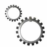 Obraz przedstawia podkładki łożyskowe zębate (ang. bearing lock washers). Te płaskie, okrągłe elementy są wykonane ze stali. Mają centralny otw&oacute;r i zewnętrzne ząbki na całym obwodzie, a także wewnętrzny ząbek lub wypustkę, kt&oacute;ra wchodzi w rowek wału lub tulei. Podkładki łożyskowe typu MB są najczęściej stosowane do zabezpieczania nakrętek łożyskowych typu KM, aby zapobiec ich samoczynnemu odkręceniu. Zabezpieczenie polega na zagięciu jednego z zewnętrznych ząbk&oacute;w w jedno z nacięć znajdujących się na nakrętce.