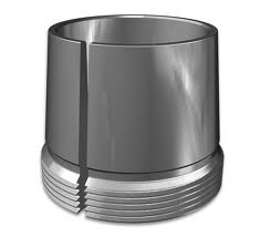 Obraz przedstawia tuleje łożyskowe wciskane (ang. withdrawal sleeves) od firmy FAG.  Tuleje te mają cylindryczny kształt i są wykonane z metalu, zazwyczaj ze stali. Cechą wyr&oacute;żniającą je od tulei wciąganych jest to, że posiadają stożkową średnicę wewnętrzną i są używane do demontażu łożysk osadzonych na stożkowym czopie wału lub na tulei wciąganej. Tuleja wciskana jest często dostarczana z nakrętką, kt&oacute;ra umożliwia wypychanie łożyska z czopa. Na powierzchni tulei widoczne są wytłoczone numery katalogowe oraz logo FAG.