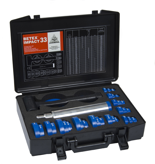 Zestaw do montażu łożysk BETEX Impact 33. Dostępny w DAKAM. Obraz jest ucieleśnieniem holenderskiej inżynierii i profesjonalizmu w dziedzinie bezpiecznego montażu łożysk na zimno, które są synonimami marki BETEX (produkt BEGA Special Tools). Kompozycja łączy w sobie solidny, techniczny wizerunek kompletnego zestawu narzędzi Impact 33 z zaufaniem i dostępnością, jakie budzi autoryzowany polski dystrybutor DAKAM. Dominują w niej charakterystyczne dla BETEX barwy – intensywny pomarańczowy walizki, czerń pierścieni i aluminium tulei. W centrum uwagi, na czystej, industrialnej powierzchni (np. metalowym stole warsztatowym lub białym tle), znajduje się otwarta, solidna walizka transportowa zawierająca kompletny zestaw BETEX Impact 33: • Profesjonalna walizka: Wytrzymała walizka w charakterystycznym pomarańczowym kolorze z wyraźnym logo "BETEX" oraz oznaczeniem modelu "Impact 33". Jej wnętrze jest wyprofilowane (np. piankowa wytłoczka), idealnie dopasowane do wszystkich elementów zestawu, co podkreśla porządek i profesjonalizm. • Pierścienie udarowe: Widoczny jest komplet 33 precyzyjnych pierścieni udarowych (zazwyczaj czarnych, wykonanych z twardego, odpornego na uderzenia tworzywa). Są one starannie ułożone w walizce. Ujęcie makro może eksponować wyraźne oznaczenia rozmiarów na każdym pierścieniu, co podkreśla łatwość doboru. • Tuleje udarowe: Zestaw solidnych, aluminiowych tulei o różnych długościach, służących do bezpiecznego przeniesienia siły. • Młotek bezodrzutowy: W zestawie znajduje się również charakterystyczny młotek bezodrzutowy (dead-blow hammer), który wizualnie komunikuje metodę pracy – precyzyjne uderzanie bez ryzyka uszkodzenia komponentów. • Wizualne przesłanie: Cały zestaw wizualnie komunikuje kluczową zasadę prawidłowego montażu – równomierne przykładanie siły tylko do właściwego pierścienia łożyska, aby uniknąć uszkodzenia elementów tocznych. Tło jest subtelnie rozmyte (efekt bokeh), ale jednoznacznie wskazuje na profesjonalną dystrybucję na terenie Polski: • Nowoczesny magazyn DAKAM: W tle widać rzędy wysokich regałów magazynowych, wypełnionych uporządkowanymi, oryginalnymi, pomarańczowymi opakowaniami BEGA/BETEX. Duża ilość towaru na stanie wizualnie potwierdza status "sprawdzonego dystrybutora". • Logo Dystrybutora: W dyskretnym, ale widocznym miejscu umieszczone jest logo DAKAM, z dopiskiem "Autoryzowany Dystrybutor BEGA Special Tools", co buduje jego markę jako zaufanego partnera w dostawach narzędzi. Obraz niesie jasny komunikat: "Jako autoryzowany polski dystrybutor DAKAM, posiadamy na stanie profesjonalny zestaw do montażu łożysk BETEX Impact 33, niezbędny do zapewnienia bezpiecznego, precyzyjnego i bezuszkodzeniowego montażu na zimno".