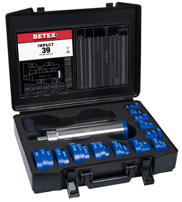 Obraz jest ucieleśnieniem holenderskiej inżynierii i profesjonalizmu w dziedzinie bezpiecznego montażu łożysk na zimno, kt&oacute;re są synonimami marki BETEX (produkt BEGA Special Tools). Kompozycja łączy w sobie solidny, techniczny wizerunek kompletnego i rozbudowanego zestawu narzędzi Impact 39 z zaufaniem i dostępnością, jakie budzi autoryzowany polski dystrybutor DAKAM. Dominują w niej charakterystyczne dla BETEX barwy &ndash; intensywny pomarańczowy walizki, czerń pierścieni i aluminium tulei. W centrum uwagi, na czystej, industrialnej powierzchni (np. metalowym stole warsztatowym lub białym tle), znajduje się otwarta, solidna walizka transportowa zawierająca kompletny zestaw BETEX Impact 39: &bull;	Profesjonalna walizka: Wytrzymała walizka w charakterystycznym pomarańczowym kolorze z wyraźnym logo "BETEX" oraz oznaczeniem modelu "Impact 39". Jej wnętrze jest wyprofilowane (np. piankowa wytłoczka), idealnie dopasowane do wszystkich element&oacute;w zestawu, co podkreśla porządek i profesjonalizm. &bull;	Pierścienie udarowe: Widoczny jest komplet 39 precyzyjnych pierścieni udarowych (zazwyczaj czarnych, wykonanych z twardego, odpornego na uderzenia tworzywa). Są one starannie ułożone w walizce. Ujęcie makro może eksponować wyraźne oznaczenia rozmiar&oacute;w na każdym pierścieniu, co podkreśla łatwość doboru do szerokiego zakresu średnic łożysk. &bull;	Tuleje udarowe: Zestaw solidnych, aluminiowych tulei o r&oacute;żnych długościach, służących do bezpiecznego przeniesienia siły. &bull;	Młotek bezodrzutowy: W zestawie znajduje się r&oacute;wnież charakterystyczny młotek bezodrzutowy (dead-blow hammer), kt&oacute;ry wizualnie komunikuje metodę pracy &ndash; precyzyjne uderzanie bez ryzyka uszkodzenia komponent&oacute;w. &bull;	Wizualne przesłanie: Cały zestaw wizualnie komunikuje kluczową zasadę prawidłowego montażu &ndash; r&oacute;wnomierne przykładanie siły tylko do właściwego pierścienia łożyska, aby uniknąć uszkodzenia element&oacute;w tocznych. Tło jest subtelnie rozmyte (efekt bokeh), ale jednoznacznie wskazuje na profesjonalną dystrybucję na terenie Polski: &bull;	Nowoczesny magazyn DAKAM: W tle widać rzędy wysokich regał&oacute;w magazynowych, wypełnionych uporządkowanymi, oryginalnymi, pomarańczowymi opakowaniami BEGA/BETEX. Duża ilość towaru na stanie wizualnie potwierdza status "sprawdzonego dystrybutora". &bull;	Logo Dystrybutora: W dyskretnym, ale widocznym miejscu umieszczone jest logo DAKAM, z dopiskiem "Autoryzowany Dystrybutor BEGA Special Tools", co buduje jego markę jako zaufanego partnera w dostawach narzędzi. Obraz niesie jasny komunikat: "Jako autoryzowany polski dystrybutor DAKAM, posiadamy na stanie profesjonalny, rozbudowany zestaw do montażu łożysk BETEX Impact 39, niezbędny do zapewnienia bezpiecznego i bezuszkodzeniowego montażu na zimno dla szerokiej gamy łożysk".