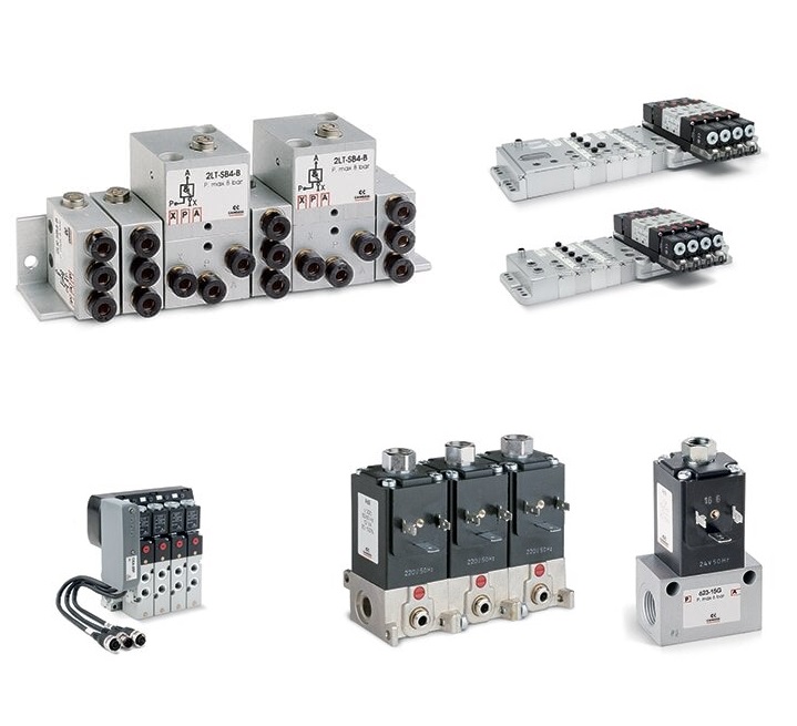 Na zdjęciu widoczne są zaawansowane wyspy zaworowe firmy Camozzi Automation, kluczowe komponenty nowoczesnych system&oacute;w pneumatyki przemysłowej.  Elementy centralne:  Gł&oacute;wnym elementem jest zintegrowany, modułowy blok, najprawdopodobniej należący do nowoczesnej Serii D lub wszechstronnej Serii 3. Blok ma zazwyczaj srebrną lub ciemnoszarą, metaliczną obudowę z tworzywa sztucznego i aluminium. Na jego powierzchni zamontowanych jest szereg identycznych elektrozawor&oacute;w, ustawionych r&oacute;wno jeden obok drugiego.  Szczeg&oacute;ły wizualne:  Elektrozawory: Każdy elektrozaw&oacute;r posiada charakterystyczną czarną cewkę, często z logo Camozzi. Mogą być wyposażone w diody LED sygnalizujące stan pracy (włączenie/wyłączenie) oraz przyciski do ręcznego sterowania.  Moduł komunikacyjny: Na jednym z końc&oacute;w wyspy znajduje się większy moduł &ndash; jest to interfejs komunikacyjny (węzeł sieciowy). Wyposażony jest w złącza przemysłowe, takie jak okrągłe M12 lub prostokątne złącze wielostykowe (np. Sub-D), służące do podłączenia sterownika PLC i zasilania. Często posiada r&oacute;wnież wskaźniki LED informujące o stanie komunikacji sieciowej (np. dla protokoł&oacute;w PROFINET, EtherNet/IP, IO-Link).  Przyłącza pneumatyczne: Z boku lub od spodu bloku widoczne są liczne przyłącza pneumatyczne (porty) do podłączenia przewod&oacute;w ze sprężonym powietrzem, kt&oacute;re prowadzą do siłownik&oacute;w i innych element&oacute;w wykonawczych w maszynie.  Oznaczenia: Na poszczeg&oacute;lnych elementach wyspy można dostrzec precyzyjne oznaczenia techniczne, numery port&oacute;w oraz logo producenta, co podkreśla jej przemysłowy charakter.  Og&oacute;lne wrażenie:  Obraz prezentuje produkt o wysokiej precyzji wykonania, charakteryzujący się kompaktowością i modułowością. Uporządkowana konstrukcja, w kt&oacute;rej wiele zawor&oacute;w i połączeń elektrycznych jest zintegrowanych w jednej obudowie, ilustruje gł&oacute;wną zaletę wysp zaworowych: uproszczenie instalacji, oszczędność miejsca i zaawansowane możliwości sterowania w zautomatyzowanych procesach produkcyjnych.