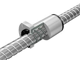 THK z technologią łańcucha kulek Caged Ball®. Zaufaj ekspertom z DAKAM. Obraz jest ucieleśnieniem najwyższej japońskiej innowacji i ultra-precyzyjnej mechaniki, które definiują flagowe produkty THK. Kompozycja jest sterylna, high-tech i niezwykle szczegółowa. Dominują w niej chłodne, metaliczne barwy polerowanej stali, kontrastujące z profesjonalnym wizerunkiem polskiego dystrybutora DAKAM. W centrum uwagi znajduje się mechanizm śrubowo-toczny (śruba kulowa) THK z technologią Caged Ball®. Kluczowe cechy są wyeksponowane w następujący sposób: • Śruba kulowa i nakrętka: Prezentowany jest idealnie wyszlifowany wał śrubowy oraz precyzyjna nakrętka z logo "THK". • Kluczowy detal – Przekrój lub makro: Najważniejszym elementem obrazu jest przekrój nakrętki kulowej (lub ekstremalne zbliżenie na kanał recyrkulacyjny). Wewnątrz wyraźnie widać: o Kulki łożyskowe, które nie dotykają się nawzajem. o Łańcuch kulek (Caged Ball®): Precyzyjny, elastyczny separator z tworzywa sztucznego, który otacza każdą kulkę, utrzymując ją w stałej odległości od pozostałych. • Wizualne przesłanie technologii: Ten widok (kulki oddzielone koszykiem) jest potężnym komunikatem wizualnym, który natychmiastowo przekazuje kluczowe zalety: eliminację hałasu (tarcia kulka-o-kulkę), ultra-płynny ruch, wyższe prędkości obrotowe oraz doskonałe utrzymanie smaru. Tło jest subtelnie rozmyte (efekt bokeh), ale jednoznacznie wskazuje na profesjonalną, wielkoskalową dystrybucję na terenie Polski: • Nowoczesny magazyn DAKAM: W tle widać rzędy wysokich regałów magazynowych, wypełnionych uporządkowanymi, oryginalnymi opakowaniami THK oraz długimi tubami do przechowywania śrub. • Logo Dystrybutora: W dyskretnym, ale widocznym miejscu umieszczone jest logo DAKAM, z dopiskiem "Autoryzowany Dystrybutor THK", co buduje jego markę jako zaufanego partnera. Obraz niesie jasny komunikat: "Jako sprawdzony polski dystrybutor DAKAM, posiadamy najbardziej zaawansowane mechanizmy śrubowo-toczne THK z innowacyjną technologią łańcucha kulek Caged Ball®, dostępne natychmiast z naszego magazynu". Jest skierowany do konstruktorów obrabiarek CNC, robotyki i aplikacji high-tech.