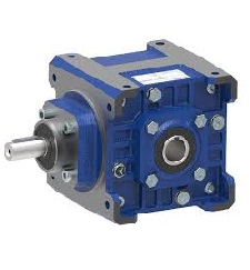 Obraz jest ucieleśnieniem inżynierskiej precyzji i niezawodności w przenoszeniu napędu pod kątem prostym. Kompozycja łączy w sobie solidny, techniczny wizerunek przekładni stożkowych (kątowych) z profesjonalizmem i dostępnością, jakie budzi autoryzowany polski dystrybutor DAKAM. Dominują w niej industrialne barwy &ndash; żeliwo lub aluminium (korpusy) oraz stal (wały). W centrum uwagi, na czystej, industrialnej powierzchni (np. metalowym stole warsztatowym lub białym tle), znajduje się starannie zaaranżowany zestaw przekładni stożkowych: &bull;	Kluczowy detal &ndash; Przeniesienie napędu 90&deg;: Prezentowany jest solidny reduktor kątowy. Jego wał wejściowy i wyjściowy są do siebie prostopadłe, co jest wizualnym wyr&oacute;żnikiem tej serii. &bull;	Solidna obudowa: Masywna, najczęściej sześcienna (kostkowa) obudowa z żeliwa lub aluminium. Jej kształt wizualnie komunikuje uniwersalność montażu (możliwość montażu w r&oacute;żnych pozycjach). &bull;	Precyzyjne koła stożkowe (sugerowane): Chociaż wnętrze nie jest widoczne, precyzja wykonania obudowy i gładka praca wał&oacute;w (sugerowana) komunikują wysoką jakość wewnętrznych, precyzyjnie wykonanych k&oacute;ł zębatych stożkowych. &bull;	R&oacute;żnorodność wał&oacute;w: Widoczne są wały pełne oraz (opcjonalnie) tuleje drążone, co podkreśla wszechstronność oferty. &bull;	Marki: Na korpusach widoczne są oznaczenia typu lub logotypy czołowych producent&oacute;w (np. Bonfiglioli, Motovario, SIT, STM), co buduje zaufanie do oferty dystrybutora. Tło jest subtelnie rozmyte (efekt bokeh), ale jednoznacznie wskazuje na profesjonalną dystrybucję na terenie Polski: &bull;	Nowoczesny magazyn DAKAM: W tle widać rzędy wysokich regał&oacute;w magazynowych. Na p&oacute;łkach składowane są oryginalne opakowania (kartony) oraz zapas przekładni czołowych marek. Duża ilość towaru na stanie wizualnie potwierdza status "sprawdzonego dystrybutora". &bull;	Logo Dystrybutora: W dyskretnym, ale widocznym miejscu umieszczone jest logo DAKAM, z dopiskiem "Centrum Techniki Napędowej" lub "Autoryzowany Dystrybutor", co buduje jego markę jako zaufanego partnera. Obraz niesie jasny komunikat: "Jako sprawdzony polski dystrybutor DAKAM, posiadamy na stanie pełen asortyment niezawodnych przekładni stożkowych (kątowych) od najlepszych producent&oacute;w, idealnych do precyzyjnego przeniesienia napędu o 90 stopni".