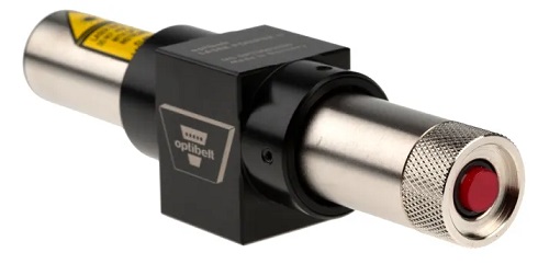 Laser Pointer II | OPTIBELT Na zdjęciu widoczne jest niewielkie, prostokątne urządzenie w charakterystycznym, czerwonym kolorze. Jest to laserowy miernik do osiowania kół pasowych, o kompaktowej i solidnej obudowie. Na przedniej ściance urządzenia, w górnej części, znajduje się niewielki otwór, z którego emitowana jest wiązka lasera liniowego. Z tyłu urządzenia widoczny jest mocny magnes, który służy do stabilnego przymocowania wskaźnika do czoła koła pasowego. Magnes zapewnia, że urządzenie nie przesuwa się podczas pomiaru. Na obudowie lasera widnieje nazwa modelu, LASER POINTER II, co podkreśla profesjonalne przeznaczenie narzędzia. Zdjęcie może przedstawiać urządzenie leżące na czystym stole warsztatowym lub zamocowane na kole pasowym, co pokazuje jego zastosowanie.