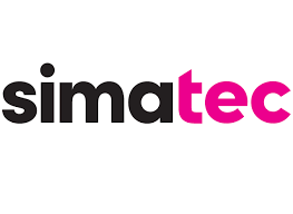 Obraz jest ucieleśnieniem szwajcarskiej precyzji, innowacji i kompleksowego podejścia do utrzymania ruchu, kt&oacute;re definiują markę Simatec. Kompozycja łączy w sobie sterylny, techniczny wizerunek trzech gł&oacute;wnych linii produktowych (Simalube, Simatool, Simatherm) z profesjonalizmem i dostępnością, jakie budzi autoryzowany polski dystrybutor DAKAM. Dominują w niej charakterystyczne barwy marki &ndash; intensywny błękit (Royal Blue), czerń oraz przezroczyste elementy. W centrum uwagi, na czystej, industrialnej powierzchni, znajduje się starannie zaaranżowany zestaw flagowych produkt&oacute;w Simatec: &bull;	Smarowanie (Simalube): Widoczna jest grupa automatycznych smarownic jednopunktowych Simalube o r&oacute;żnych pojemnościach (od 15 do 250 ml). Ich przezroczyste korpusy i charakterystyczne pokrętła regulacyjne wizualnie komunikują precyzyjne dozowanie. &bull;	Montaż/Demontaż (Simatool): Obok stoi otwarta, charakterystyczna niebieska walizka z zestawem narzędzi (np. Fitting Tool FT 33). Widać w niej uporządkowane pierścienie udarowe i tuleje, co symbolizuje bezpieczny montaż łożysk. Może być też widoczny zestaw do demontażu uszczelnień (Seal Puller). &bull;	Nagrzewanie (Simatherm): Kompozycję uzupełnia kompaktowa nagrzewnica indukcyjna (np. IH 025 VOLCANO). Jej nowoczesny design i widoczne jarzmo z łożyskiem podkreślają zaawansowaną technologię montażu na gorąco. &bull;	Marka Premium: Na wszystkich produktach i opakowaniach widoczne są wyraźne logotypy "simatec" oraz nazw produkt&oacute;w ("simalube", "simatool", "simatherm"), co jest gwarancją szwajcarskiej jakości. Tło jest subtelnie rozmyte (efekt bokeh), ale jednoznacznie wskazuje na profesjonalną dystrybucję na terenie Polski: &bull;	Nowoczesny magazyn DAKAM: W tle widać rzędy wysokich regał&oacute;w magazynowych. Są one wypełnione uporządkowanymi, oryginalnymi, niebieskimi opakowaniami Simatec. Duża ilość towaru na stanie wizualnie potwierdza status "sprawdzonego dystrybutora". &bull;	Logo Dystrybutora: W dyskretnym, ale widocznym miejscu umieszczone jest logo DAKAM, z dopiskiem "Autoryzowany Dystrybutor Simatec", co buduje jego markę jako zaufanego partnera. Obraz niesie jasny komunikat: "Jako autoryzowany polski dystrybutor DAKAM, oferujemy pełen wachlarz szwajcarskich rozwiązań Simatec dla utrzymania ruchu: smarownice Simalube, narzędzia Simatool i nagrzewnice Simatherm, dostępne od ręki".