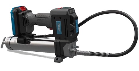 Obraz jest ucieleśnieniem mobilności, mocy i precyzji w nowoczesnym smarowaniu ręcznym. Kompozycja łączy w sobie high-tech'owy wizerunek zaawansowanej smarownicy akumulatorowej SKF TLGB 20 z profesjonalizmem i dostępnością, jakie budzi autoryzowany polski dystrybutor DAKAM. Dominują w niej ikoniczne barwy SKF &ndash; intensywny niebieski, czerń oraz jasne podświetlenie wyświetlacza. W centrum uwagi, na czystej, industrialnej powierzchni (lub trzymana w ręce w rękawicy roboczej), znajduje się smarownica akumulatorowa SKF TLGB 20: &bull;	Ergonomiczna i solidna konstrukcja: Prezentowane jest urządzenie o nowoczesnym designie, z wygodnym uchwytem i stabilną podstawą (trzypunktową), kt&oacute;ra pozwala odstawić smarownicę w pionie. &bull;	Kluczowy detal &ndash; Zintegrowany wyświetlacz: Ujęcie makro eksponuje podświetlany wyświetlacz, kt&oacute;ry jest unikalną cechą tego modelu. Na ekranie widać: o	Licznik przepływu smaru (np. "1.5 g"), co wizualnie komunikuje precyzję dozowania i ochronę przed przesmarowaniem. o	Wskaźnik naładowania baterii, symbolizujący gotowość do pracy. &bull;	Moc akumulatora: Wyraźnie widoczny jest wymienny akumulator litowo-jonowy 20V, kt&oacute;ry sugeruje długi czas pracy i wysoką wydajność (ciśnienie do 700 bar). &bull;	Oświetlenie LED: Z przodu urządzenia widać diodę LED, kt&oacute;ra oświetla obszar roboczy (końc&oacute;wkę węża), podkreślając użyteczność w ciemnych zakamarkach maszyn. &bull;	Marka Premium: Na niebieskiej obudowie widoczne jest wyraźne, oryginalne logo "SKF" oraz oznaczenie modelu "TLGB 20". Tło jest subtelnie rozmyte (efekt bokeh), ale jednoznacznie wskazuje na profesjonalną dystrybucję na terenie Polski: &bull;	Nowoczesny magazyn DAKAM: W tle widać rzędy wysokich regał&oacute;w magazynowych, wypełnionych uporządkowanymi, oryginalnymi walizkami transportowymi SKF (w kt&oacute;rych sprzedawana jest TLGB 20). Duża ilość towaru na stanie wizualnie potwierdza status "sprawdzonego dystrybutora". &bull;	Logo Dystrybutora: W dyskretnym, ale widocznym miejscu umieszczone jest logo DAKAM, z dopiskiem "Autoryzowany Dystrybutor SKF" lub "Narzędzia Smarownicze Premium". Obraz niesie jasny komunikat: "Jako autoryzowany polski dystrybutor DAKAM, posiadamy na stanie zaawansowane smarownice akumulatorowe SKF TLGB 20 ze zintegrowanym licznikiem smaru, kt&oacute;re eliminują zgadywanie i fizyczny wysiłek podczas smarowania".