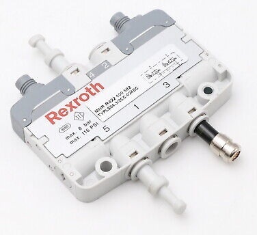 R422101320 BOSCH REXROTH Zdjęcie przedstawia prawdopodobnie fragment magazynu lub regału ekspozycyjnego firmy DAKAM, wyspecjalizowanej w technice przemysłowej, w tym w pneumatyce. Centralne miejsce zajmują komponenty pneumatyczne, sygnowane marką Aventics/Bosch Rexroth. Elementy na zdjęciu: Siłowniki pneumatyczne: Widoczne są różnej wielkości cylindryczne siłowniki, być może w jasnym, metalicznym kolorze (np. aluminium), ułożone w rzędach lub stojakach. Niektóre mogą mieć widoczne oznaczenia modelu. Wyspy zaworowe i zawory: Na pierwszym planie mogą znajdować się wyspy zaworowe AVENTICS/Bosch Rexroth – modułowe systemy z szeregiem złącz i kabli, często w obudowie w kolorze szarym lub niebieskim. Obok nich mogą leżeć pojedyncze zawory, w tym rozdzielacze i proporcjonalne. Elementy przygotowania powietrza: Mogą być widoczne filtry, reduktory i smarownice (zespoły FRL), służące do oczyszczania, regulacji i konserwacji sprężonego powietrza. Detale: Na tle lub obok produktów widoczne może być logo DAKAM oraz logo lub nazwa Aventics/Bosch Rexroth. Otoczenie to typowy magazyn lub sklep techniczny z dobrze oświetlonymi, metalowymi regałami. Ogólny nastrój to profesjonalizm, precyzja i inżynieria, podkreślające gotowość firmy DAKAM do dostarczania zaawansowanych rozwiązań automatyki.
