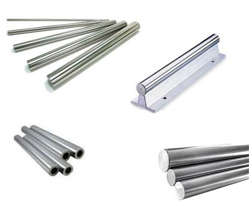 Wałki prowadzące hartowane i szlifowane. Sprzedaż i precyzyjna obróbka w DAKAM. Obraz jest ucieleśnieniem kompleksowości i precyzji w dziedzinie techniki liniowej. Kompozycja zestawia obok siebie dwa fundamenty ruchu liniowego: klasyczne wałki prowadzące oraz nowoczesne prowadnice profilowe. Całość łączy sterylny blask hartowanej stali z profesjonalizmem i zapleczem usługowym autoryzowanego polskiego dystrybutora DAKAM. Dominują w niej barwy: lustrzana stal, matowe aluminium (podpory) i techniczna szarość. W centrum uwagi, na czystej, industrialnej powierzchni (np. stole pomiarowym), znajduje się starannie zaaranżowane zestawienie produktów: • Wałki Prowadzące (Linear Shafts): o Wałek precyzyjny: Widoczny jest odcinek idealnie gładkiego, hartowanego i szlifowanego wałka. Jego lustrzana powierzchnia odbija światło, symbolizując niskie tarcie i precyzję wymiarową (h6). o Wałek na podporze: Obok leży wałek zamontowany na ciągłej, aluminiowej podporze (szynie). To wizualnie komunikuje sztywność i łatwość montażu, eliminującą ugięcie wałka. • Prowadnice Liniowe (Profile Rails): o Szyna profilowa: Kontrastując z okrągłym wałkiem, obok leży płaska szyna profilowa z precyzyjnie wyszlifowanymi bieżniami po bokach. o Wózek: Na szynie osadzony jest precyzyjny wózek liniowy, co dopełnia obrazu kompletnego systemu. • Precyzja cięcia: Końce wałków i prowadnic są równo i czysto docięte (bez zadziorów), co wizualnie promuje usługę "cięcia na wymiar". Tło jest subtelnie rozmyte (efekt bokeh), ale jednoznacznie wskazuje na kompetencje i zaplecze firmy: • Warsztat i Magazyn: Z jednej strony widać rzędy regałów z długimi tubami (do przechowywania wałków), a z drugiej fragment profesjonalnej piły lub tarczy tnącej. To potwierdza, że DAKAM to nie tylko magazyn, ale też centrum obróbcze. • Logo Dystrybutora: W dyskretnym, ale widocznym miejscu umieszczone jest logo DAKAM, z dopiskiem "Centrum Techniki Liniowej" lub "Sprzedaż i Obróbka". Obraz niesie jasny komunikat: "W DAKAM znajdziesz oba standardy techniki liniowej w jednym miejscu. Oferujemy szeroki wybór wałków prowadzących (również na podporach) oraz precyzyjnych prowadnic szynowych, z profesjonalną usługą cięcia na wymiar".