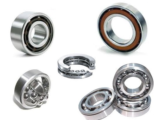 Obraz jest precyzyjną i dynamiczną kompozycją, kt&oacute;ra skupia się na łożyskach kulkowych &ndash; najpopularniejszym typie łożysk tocznych &ndash; jednocześnie podkreślając rolę profesjonalnego dystrybutora działającego na polskim rynku. Kompozycja łączy szczeg&oacute;łowe ujęcia produkt&oacute;w z tłem sugerującym szeroką dostępność i fachowość. W centrum uwagi, na czystej, lekko odbijającej powierzchni (np. polerowany metal lub białe tło), znajduje się starannie zaaranżowany zbi&oacute;r r&oacute;żnorodnych łożysk kulkowych: &bull;	R&oacute;żnorodność typ&oacute;w: Prezentowane są najczęściej stosowane rodzaje: o	Łożyska kulkowe zwykłe (poprzeczne): W kilku rozmiarach, zar&oacute;wno otwarte, jak i z r&oacute;żnymi typami uszczelnień (metalowe blaszki - ZZ, uszczelnienia gumowe - 2RS). o	Łożyska kulkowe skośne: Ukazujące charakterystyczną konstrukcję, symbolizujące zdolność do przenoszenia obciążeń złożonych. o	Łożyska kulkowe wahliwe: Z widoczną sferyczną bieżnią zewnętrzną, podkreślające zdolność do kompensacji niewsp&oacute;łosiowości. o	Łożyska kulkowe wzdłużne: Przedstawiające elementy przeznaczone do przenoszenia obciążeń osiowych. &bull;	Precyzja i jakość: Ujęcia makro eksponują idealnie gładkie, lśniące powierzchnie bieżni i kulek, precyzyjne wykonanie koszyk&oacute;w oraz czytelność oznaczeń. &bull;	Marki premium (dyskretnie): Na wybranych łożyskach mogą być widoczne fragmenty logo czołowych światowych producent&oacute;w (SKF, FAG, NSK, KOYO itp.), co buduje zaufanie i podkreśla oferowanie oryginalnych, markowych produkt&oacute;w. Tło jest subtelnie rozmyte, aby nie odciągać uwagi od produkt&oacute;w, ale jednocześnie buduje kontekst profesjonalnej dystrybucji w Polsce: &bull;	Nowoczesny magazyn: Sugeruje dużą dostępność "od ręki". Widoczne są fragmenty wysokich regał&oacute;w z uporządkowanymi opakowaniami łożysk. &bull;	Polska Flaga lub Mapa (subtelnie): W tle może pojawić się bardzo delikatny, niemal przezroczysty motyw biało-czerwonej flagi lub kontur mapy Polski, jednoznacznie osadzając ofertę w realiach krajowego rynku. &bull;	Logo Dystrybutora: W rogu obrazu lub jako element tła (np. na jednym z pudełek) może być widoczne logo polskiego dystrybutora (np. DAKAM), co wzmacnia identyfikację wizualną. Obraz niesie jasny komunikat: "Szeroki wyb&oacute;r wysokiej jakości łożysk kulkowych dostępnych od polskiego, zaufanego dystrybutora". Jest skierowany do dział&oacute;w zaopatrzenia, utrzymania ruchu i konstruktor&oacute;w w polskich przedsiębiorstwach. tym kulkowe, stożkowe i baryłkowe, ułożonych schludnie na p&oacute;łkach. W tle widoczny jest logotyp firmy DAKAM, a całość kompozycji podkreśla dostępność produkt&oacute;w i profesjonalizm.