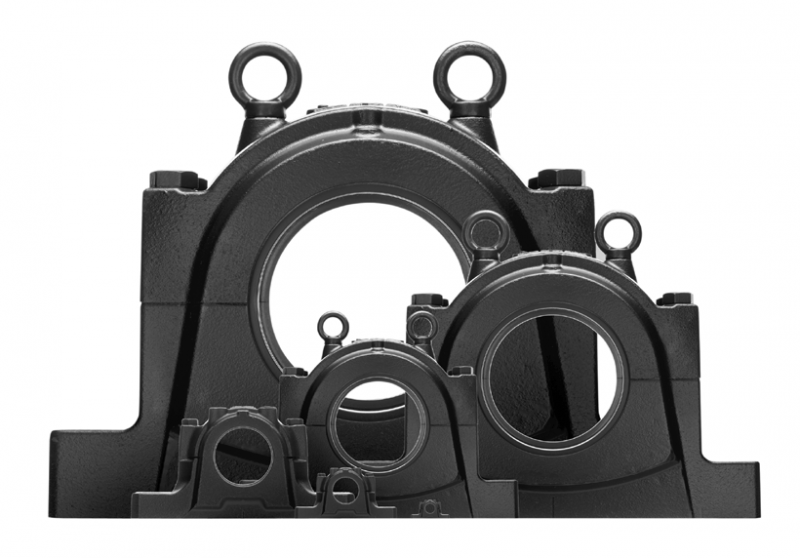 Obraz jest ucieleśnieniem solidności, inżynierii i niezawodności, kluczowych dla ciężkiego przemysłu. Kompozycja łączy w sobie surową moc żeliwnych opraw dzielonych z wizerunkiem profesjonalnego polskiego dystrybutora dysponującego potężnym zapleczem magazynowym. Dominują w niej przemysłowe barwy &ndash; grafit, stal oraz charakterystyczny niebieski lub zielony kolor odlew&oacute;w (w zależności od producenta). W centrum uwagi znajduje się masywna oprawa łożyskowa dzielona (np. typu SNL, SNH, SNV). Kluczowa cecha "dzielona" jest wyraźnie wyeksponowana: &bull;	Oprawa rozłożona: Widoczna jest solidna podstawa oprawy z otworami montażowymi oraz zdejmowana pokrywa (kapelusz) leżąca obok lub uniesiona tuż nad nią. &bull;	Komponenty wewnętrzne: Wewnątrz podstawy osadzone jest duże łożysko baryłkowe (lub kulkowe wahliwe), często zamontowane na tulei wciąganej. Taka prezentacja wizualnie komunikuje łatwość montażu i serwisu, kt&oacute;ra jest gł&oacute;wną zaletą opraw dzielonych. &bull;	Marki Premium: Na odlewie żeliwnym widoczne jest wyraźne, wypukłe logo czołowego producenta: SKF, FAG (Schaeffler) lub NSK. Obok może stać mniejsza, w pełni zmontowana oprawa, pokazująca finalny produkt gotowy do pracy. Tło jest subtelnie rozmyte (efekt bokeh), ale jednoznacznie wskazuje na profesjonalną, wielkoskalową dystrybucję na terenie Polski: &bull;	Nowoczesny magazyn: W tle widać rzędy wysokich regał&oacute;w magazynowych, wypełnionych uporządkowanymi, markowymi opakowaniami. &bull;	Duży stock: Wysokie regały są wypełnione charakterystycznymi, dużymi niebieskimi pudełkami SKF oraz czerwono-białymi opakowaniami FAG, co wizualnie potwierdza status czołowego dystrybutora i dużą dostępność. &bull;	Logo Dystrybutora: W dyskretnym, ale widocznym miejscu umieszczone jest logo polskiego dystrybutora (np. DAKAM), z dopiskiem "Autoryzowany Dystrybutor", co buduje jego markę jako zaufanego partnera. Obraz niesie jasny komunikat: "Jako czołowy polski dystrybutor, posiadamy pełen asortyment opraw dzielonych (SNL, SNV) i komponent&oacute;w (łożysk, tulei, uszczelnień) od najlepszych producent&oacute;w, dostępnych natychmiast z naszego magazynu". Jest skierowany do dział&oacute;w utrzymania ruchu w przemyśle ciężkim, g&oacute;rnictwie, energetyce i papiernictwie.