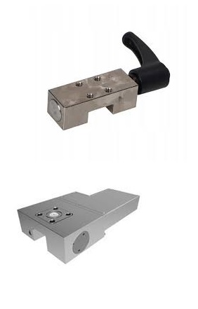 Zaciski hamulcowe i elementy ustalające ZIMMER group. Dostępne w DAKAM. Obraz jest ucieleśnieniem niemieckiej inżynierii precyzyjnej i zaawansowanej technologii hamowania i pozycjonowania w ruchu liniowym, które są synonimami marki ZIMMER group. Kompozycja jest sterylna, high-tech i niezwykle precyzyjna. Dominują w niej chłodne, metaliczne barwy: precyzyjnie obrobionego, anodowanego na czarno aluminium (z którego wykonane są zaciski) oraz lśniącej, szlifowanej stali prowadnic liniowych. Całość jest osadzona w kontekście autoryzowanego polskiego dystrybutora DAKAM. W centrum uwagi, na czystej, metalowej lub białej powierzchni, znajduje się fragment precyzyjnej prowadnicy liniowej (np. HIWIN, THK lub Bosch Rexroth). Kluczowym elementem jest pokazanie produktów ZIMMER w ich naturalnym środowisku pracy: • Element ustalający (manualny): Na prowadnicy zamontowany jest precyzyjny, czarny blok zaciskowy ZIMMER (np. z serii LKE). Jego kluczowym detalem wizualnym jest charakterystyczna czerwona lub czarna dźwignia blokująca. To wizualnie komunikuje funkcję ręcznego, bezpiecznego blokowania wózka w precyzyjnej pozycji (np. do przezbrojenia maszyny). • Zacisk hamulcowy (automatyczny): Obok, na tej samej lub równoległej prowadnicy, zamontowany jest drugi element – automatyczny zacisk hamulcowy (np. pneumatyczny z serii MBPS lub elektryczny). Wyraźnie widoczne jest przyłącze pneumatyczne lub elektryczne. To komunikuje funkcję dynamicznego hamowania awaryjnego lub bezpiecznego trzymania w przypadku awarii zasilania (funkcja "fail-safe"). • Marka Premium: Na obudowach zacisków widoczne jest wyraźne, laserowo grawerowane logo "ZIMMER" lub "ZIMMER GROUP", co jest gwarancją autentyczności i najwyższej niemieckiej jakości. Tło jest subtelnie rozmyte (efekt bokeh), ale jednoznacznie wskazuje na profesjonalną dystrybucję na terenie Polski: • Nowoczesny magazyn DAKAM: W tle widać rzędy wysokich regałów magazynowych, wypełnionych uporządkowanymi, oryginalnymi opakowaniami ZIMMER group. • Kompleksowa oferta: Obok opakowań ZIMMER, na regałach widoczne są długie tuby z prowadnicami liniowymi (HIWIN, THK, SKF), co wizualnie potwierdza, że DAKAM jest kompleksowym dystrybutorem dostarczającym zarówno prowadnice, jak i dedykowane do nich zaciski. • Logo Dystrybutora: W dyskretnym, ale widocznym miejscu umieszczone jest logo DAKAM, z dopiskiem "Autoryzowany Dystrybutor ZIMMER group". Obraz niesie jasny komunikat: "Jako autoryzowany polski dystrybutor DAKAM, posiadamy na stanie pełen asortyment specjalistycznych, niemieckich zacisków hamulcowych i elementów ustalających ZIMMER group, idealnie dopasowanych do wszystkich czołowych marek prowadnic liniowych".