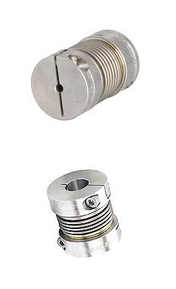 Sprzęgła mieszkowe KTR TOOLFLEX®. Sprzęgła do serwonapędów i enkoderów. Obraz jest ucieleśnieniem perfekcyjnej precyzji, sztywności skrętnej i technologii bezluzowej, które są fundamentem serii sprzęgieł KTR TOOLFLEX®. Kompozycja jest sterylna, niemal laboratoryjna, co idealnie oddaje przeznaczenie produktu do systemów pozycjonowania, robotyki i enkoderów. Dominują w niej chłodne, metaliczne barwy: lśniąca stal nierdzewna (mieszek) oraz matowe aluminium (piasty). Całość jest osadzona w kontekście autoryzowanego polskiego dystrybutora DAKAM. W centrum uwagi, na czystej, metalowej lub białej powierzchni, znajduje się starannie wyeksponowane sprzęgło mieszkowe KTR TOOLFLEX®: • Metalowy Mieszek (Bellow): Absolutny bohater kompozycji. Ujęcie makro eksponuje charakterystyczną, wielowarstwową konstrukcję mieszka ze stali nierdzewnej. Jego pofałdowana struktura lśni w świetle, wizualnie komunikując zdolność do kompensacji odchyłek przy zachowaniu maksymalnej sztywności skrętnej. • Piasty Zaciskowe: Widoczne są dwie precyzyjne piasty (najczęściej aluminiowe dla mniejszych rozmiarów, stalowe dla większych). Kluczowym detalem są śruby zaciskowe (clamping screws), które symbolizują bezluzowe, pewne połączenie z wałem ("na wcisk"). • Połączenie: Widać idealne, bezspoinowe (często klejone lub spawane) połączenie mieszka z piastami, co świadczy o wysokiej jakości wykonania. • Marka Premium: Na korpusie piasty widoczne jest precyzyjne, laserowo grawerowane logo "KTR" oraz oznaczenie typu "TOOLFLEX®" (np. "Type S" lub "Type M"), co jest gwarancją autentyczności. Tło jest subtelnie rozmyte (efekt bokeh), ale jednoznacznie wskazuje na profesjonalną dystrybucję na terenie Polski: • Nowoczesny magazyn DAKAM: W tle widać rzędy regałów z systemem drobnicowym, wypełnionych uporządkowanymi, oryginalnymi opakowaniami KTR. Duża ilość towaru na stanie wizualnie potwierdza status "sprawdzonego dystrybutora" i dostępność. • Logo Dystrybutora: W dyskretnym, ale widocznym miejscu umieszczone jest logo DAKAM, z dopiskiem "Autoryzowany Dystrybutor KTR", co buduje markę jako eksperta od napędów precyzyjnych. Obraz niesie jasny komunikat: "Jako autoryzowany polski dystrybutor DAKAM, posiadamy na stanie precyzyjne, bezluzowe sprzęgła mieszkowe KTR TOOLFLEX®, idealne do serwonapędów, enkoderów i systemów pozycjonujących, wymagających wysokiej sztywności skrętnej".