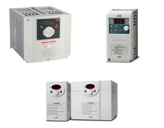 Obraz jest ucieleśnieniem inteligentnej kontroli napędu, precyzji i nowoczesnej automatyzacji. Kompozycja łączy w sobie high-tech'owy wizerunek falownik&oacute;w (przemiennik&oacute;w częstotliwości) z profesjonalizmem i dostępnością, jakie budzi autoryzowany polski dystrybutor DAKAM. Dominują w niej techniczne barwy &ndash; szarość, czerń &ndash; oraz akcenty z podświetlanych wyświetlaczy. W centrum uwagi, na czystej, industrialnej powierzchni, znajduje się starannie zaaranżowany zestaw nowoczesnych falownik&oacute;w: &bull;	R&oacute;żnorodność mocy: Prezentowany jest co najmniej jeden falownik kompaktowy (do mniejszych aplikacji) oraz model o średniej mocy (najbardziej uniwersalny), co wizualnie komunikuje szeroki zakres oferty. &bull;	Kluczowe detale: Ujęcia makro eksponują: o	Panel HMI: Wyraźnie widoczny wyświetlacz cyfrowy, kt&oacute;ry jest podświetlony (np. na zielono lub biało) i pokazuje wartość np. "50.0 Hz", co symbolizuje precyzyjną kontrolę. o	Panel sterowania: Klawiatura z przyciskami (Start, Stop, Program) oraz pokrętło (potencjometr) do łatwej regulacji prędkości. o	Radiator: Solidny, metalowy radiator z tyłu lub na g&oacute;rze urządzenia, komunikujący zdolność do zarządzania mocą i niezawodność. &bull;	Marki: Na falownikach widoczne są logotypy czołowych producent&oacute;w (np. Siemens, Lenze, Schneider Electric, ABB, Mitsubishi), co buduje zaufanie do oferty dystrybutora. &bull;	Kontekst zastosowania: W płytkim tle, lekko poza ogniskiem, stoi czysty silnik elektryczny, do kt&oacute;rego symbolicznie prowadzi przew&oacute;d z jednego z falownik&oacute;w. Tło jest subtelnie rozmyte (efekt bokeh), ale jednoznacznie wskazuje na kompetencje i zaplecze polskiego dystrybutora DAKAM: &bull;	Nowoczesny magazyn DAKAM: W tle widać rzędy wysokich regał&oacute;w magazynowych. Na p&oacute;łkach wyraźnie widać oryginalne opakowania (kartony), w kt&oacute;rych składowane są falowniki. &bull;	Dostępność: Duża ilość towaru na stanie wizualnie potwierdza status "sprawdzonego dystrybutora" i gwarantuje szybkie dostawy. &bull;	Logo Dystrybutora: W dyskretnym, ale widocznym miejscu umieszczone jest logo DAKAM, z dopiskiem "Centrum Sterowania Napędami" lub "Autoryzowany Dystrybutor". Obraz niesie jasny komunikat: "Jako sprawdzony polski dystrybutor DAKAM, posiadamy pełen asortyment falownik&oacute;w do silnik&oacute;w od najlepszych producent&oacute;w, dostępnych natychmiast z naszego magazynu, gwarantujących precyzyjną kontrolę i oszczędność energii."