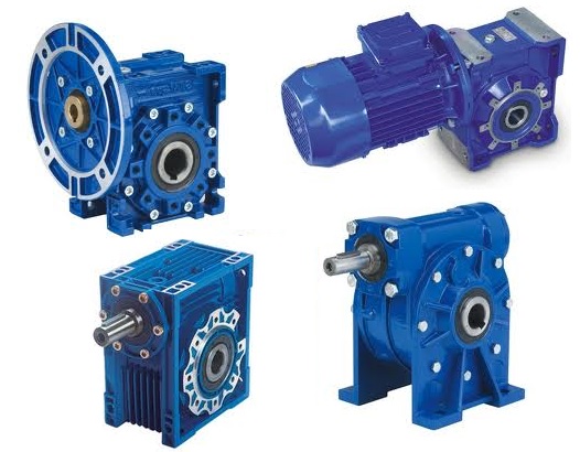 Reduktory, Motoreduktory, Wariatory. Kompletna technika napędowa w DAKAM. Obraz jest ucieleśnieniem kompleksowej oferty w zakresie techniki napędowej. Kompozycja łączy w sobie surową moc i solidność przekładni mechanicznych z profesjonalizmem i dostępnością, jakie budzi autoryzowany polski dystrybutor DAKAM. Dominują w niej industrialne barwy – żeliwo, stal oraz standardowe kolory silników elektrycznych (np. niebieski, szary). W centrum uwagi, na czystej, industrialnej powierzchni (np. metalowym stole warsztatowym lub białym tle), znajduje się starannie zaaranżowany zestaw, który wizualnie demonstruje trzy kluczowe kategorie produktów: • Motoreduktor (po lewej/w centrum): Najbardziej kompletna jednostka – zintegrowany silnik elektryczny (np. trójfazowy, w kolorze niebieskim) połączony kołnierzowo z reduktorem (np. przekładnią ślimakową o charakterystycznym żeliwnym korpusie). To wizualny symbol gotowego do montażu napędu. • Reduktor (pośrodku): Solidna, samodzielna przekładnia (np. walcowa lub ślimakowa) bez silnika. Widoczne są wały wejściowy i wyjściowy (np. z tuleją). To komunikuje dostępność samych przekładni do łączenia z istniejącymi silnikami. • Wariator (po prawej): Kluczowy element kompozycji – przekładnia mechaniczna (wariator), która wyróżnia się charakterystycznym pokrętłem (kołem ręcznym). Ten detal wizualnie komunikuje jej główną funkcję – możliwość płynnej, manualnej regulacji prędkości obrotowej. Tło jest subtelnie rozmyte (efekt bokeh), ale jednoznacznie wskazuje na profesjonalną dystrybucję na terenie Polski: • Nowoczesny magazyn DAKAM: W tle widać rzędy wysokich regałów magazynowych. Na półkach składowane są oryginalne opakowania (kartony) oraz zapas motoreduktorów i przekładni czołowych marek (np. Bonfiglioli, Motovario, Siemens, SIT). Duża ilość towaru na stanie wizualnie potwierdza status "sprawdzonego dystrybutora". • Logo Dystrybutora: W dyskretnym, ale widocznym miejscu umieszczone jest logo DAKAM, z dopiskiem "Centrum Techniki Napędowej" lub "Autoryzowany Dystrybutor", co buduje jego markę jako zaufanego partnera. Obraz niesie jasny komunikat: "Jako sprawdzony polski dystrybutor DAKAM, posiadamy na stanie pełen asortyment napędów: reduktory, kompletne motoreduktory oraz specjalistyczne wariatory prędkości, gotowe do szybkiej wysyłki".