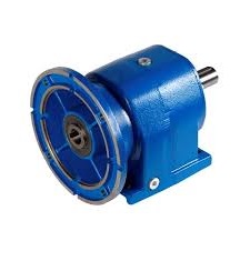 Obraz jest ucieleśnieniem mocy, wysokiej sprawności i inżynierskiej solidności w technice napędowej. Kompozycja łączy w sobie potężny, techniczny wizerunek przekładni walcowych z profesjonalizmem i dostępnością, jakie budzi autoryzowany polski dystrybutor DAKAM. Dominują w niej industrialne barwy &ndash; żeliwo lub aluminium (korpusy), stal (wały) oraz charakterystyczny niebieski lub szary kolor farby przemysłowej. W centrum uwagi, na czystej, industrialnej powierzchni (np. metalowym stole warsztatowym lub białym tle), znajduje się starannie zaaranżowany zestaw reduktor&oacute;w walcowych, kt&oacute;ry wizualnie demonstruje kompleksowość oferty: &bull;	Motoreduktor wsp&oacute;łosiowy (Inline): Gł&oacute;wny element &ndash; silnik elektryczny (np. niebieski) połączony kołnierzowo z reduktorem walcowym wsp&oacute;łosiowym. Jego jednolita oś wejścia i wyjścia wizualnie komunikuje kompaktową budowę i wysoką sprawność. &bull;	Reduktor płaski (Parallel Shaft): Obok leży solidny, samodzielny reduktor walcowy płaski. Jego masywna konstrukcja i wał wyjściowy (często w formie tulei drążonej) symbolizują zdolność do przenoszenia bardzo dużych moment&oacute;w obrotowych w aplikacjach o r&oacute;wnoległym ułożeniu wał&oacute;w. &bull;	Kluczowe detale: Ujęcia makro eksponują solidne, żeliwne lub aluminiowe korpusy, wysokowytrzymałe wały wyjściowe (pełne lub drążone z rowkiem wpustowym) oraz precyzyjne kołnierze przyłączeniowe. &bull;	Marki: Na korpusach widoczne są oznaczenia typu lub logotypy czołowych producent&oacute;w (np. Bonfiglioli, Motovario, Siemens, SIT), co buduje zaufanie do oferty dystrybutora. Tło jest subtelnie rozmyte (efekt bokeh), ale jednoznacznie wskazuje na profesjonalną dystrybucję na terenie Polski: &bull;	Nowoczesny magazyn DAKAM: W tle widać rzędy wysokich regał&oacute;w magazynowych. Na p&oacute;łkach składowane są oryginalne opakowania (kartony) oraz zapas przekładni i motoreduktor&oacute;w czołowych marek. Duża ilość towaru na stanie wizualnie potwierdza status "sprawdzonego dystrybutora". &bull;	Logo Dystrybutora: W dyskretnym, ale widocznym miejscu umieszczone jest logo DAKAM, z dopiskiem "Centrum Techniki Napędowej" lub "Autoryzowany Dystrybutor", co buduje jego markę jako zaufanego partnera. Obraz niesie jasny komunikat: "Jako sprawdzony polski dystrybutor DAKAM, posiadamy na stanie pełen asortyment wydajnych reduktor&oacute;w walcowych (wsp&oacute;łosiowych i płaskich) oraz gotowych motoreduktor&oacute;w od najlepszych producent&oacute;w".