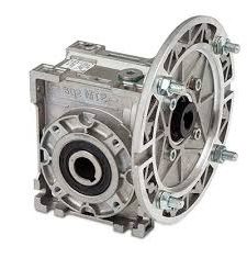 Obraz jest ucieleśnieniem uniwersalności i przemysłowej niezawodności w technice napędowej. Kompozycja łączy w sobie solidny, techniczny wizerunek standardowych przekładni ślimakowych (reduktor&oacute;w), ze szczeg&oacute;lnym uwzględnieniem popularnych serii RMI i UMI, z profesjonalizmem i dostępnością, jakie budzi autoryzowany polski dystrybutor DAKAM. Dominują w niej industrialne barwy &ndash; żeliwo lub aluminium (korpusy), stal (wały) oraz charakterystyczny niebieski lub szary kolor farby przemysłowej. W centrum uwagi, na czystej, industrialnej powierzchni (np. metalowym stole warsztatowym lub białym tle), znajduje się starannie zaaranżowany zestaw reduktor&oacute;w ślimakowych RMI/UMI: &bull;	R&oacute;żnorodność rozmiar&oacute;w: Prezentowanych jest kilka przekładni o r&oacute;żnych wielkościach mechanicznych, co wizualnie komunikuje szeroki zakres oferty dostępny w magazynie. &bull;	Kluczowe cechy konstrukcyjne: Ujęcia makro eksponują: 1.	Charakterystyczna budowa: Solidna, prostopadłościenna lub zaokrąglona obudowa (najczęściej aluminiowa dla mniejszych rozmiar&oacute;w, żeliwna dla większych) wizualnie komunikuje prostopadłe (90&deg;) przełożenie napędu. 2.	Wały: Wyraźnie widoczny jest wał wejściowy (ślimak) oraz wał wyjściowy (ślimacznica). 3.	Tuleja drążona: Wał wyjściowy jest najczęściej w formie tulei drążonej (hollow shaft), co podkreśla uniwersalność i łatwość montażu (bezpośrednio na wale maszyny). &bull;	Modułowość (opcjonalnie): Obok przekładni mogą leżeć akcesoria, takie jak kołnierz montażowy (B5/B14) do silnika lub dodatkowy wał wyjściowy (do montażu w tulei), co podkreśla modułowość system&oacute;w RMI/UMI. &bull;	Marki: Na korpusie widoczne są oznaczenia typu (RMI/UMI) lub logotypy czołowych producent&oacute;w (np. Bonfiglioli, Motovario, SIT, STM), co buduje zaufanie do oferty dystrybutora. Tło jest subtelnie rozmyte (efekt bokeh), ale jednoznacznie wskazuje na profesjonalną dystrybucję na terenie Polski: &bull;	Nowoczesny magazyn DAKAM: W tle widać rzędy wysokich regał&oacute;w magazynowych. Na p&oacute;łkach składowane są oryginalne opakowania (kartony) oraz zapas przekładni RMI/UMI. Duża ilość towaru na stanie wizualnie potwierdza status "sprawdzonego dystrybutora". &bull;	Logo Dystrybutora: W dyskretnym, ale widocznym miejscu umieszczone jest logo DAKAM, z dopiskiem "Centrum Techniki Napędowej" lub "Autoryzowany Dystrybutor", co buduje jego markę jako zaufanego partnera. Obraz niesie jasny komunikat: "Jako sprawdzony polski dystrybutor DAKAM, posiadamy na stanie pełen asortyment najbardziej uniwersalnych przekładni ślimakowych typu RMI i UMI od najlepszych producent&oacute;w, gotowych do natychmiastowej wysyłki".