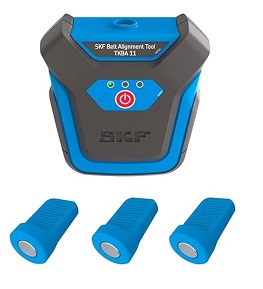 Na tym zdjęciu widać przenośną walizkę, w kt&oacute;rej znajduje się laserowy przyrząd do osiowania SKF TKBA 11. Zestaw składa się z emitera laserowego (gł&oacute;wne urządzenie) oraz trzech pasywnych tarcz, kt&oacute;re są mocowane magnetycznie. Urządzenia są w kolorze czarnym z elementami w kolorze niebieskim. Obok przyrządu leży instrukcja obsługi oraz baterie. Zdjęcie przedstawia kompletny zestaw gotowy do użycia.