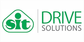 Obraz jest ucieleśnieniem włoskiej tradycji inżynierskiej i kompleksowości w dziedzinie techniki przenoszenia napędu, kt&oacute;re są synonimami firmy SIT S.p.A. Kompozycja łączy w sobie solidny, techniczny wizerunek sprzęgieł, k&oacute;ł pasowych i element&oacute;w mocujących z profesjonalizmem i dostępnością, jakie budzi autoryzowany polski dystrybutor DAKAM. Dominują w niej industrialne barwy &ndash; żeliwo, stal &ndash; przełamane charakterystycznymi kolorami wkładek sprzęgłowych (ż&oacute;łty, czerwony, zielony). W centrum uwagi, na czystej, industrialnej powierzchni (np. metalowym stole warsztatowym lub białym tle), znajduje się starannie zaaranżowany zestaw flagowych produkt&oacute;w SIT: &bull;	Sprzęgła kłowe TRASCO&reg;: Centralny element &ndash; solidne, metalowe piasty sprzęgła z charakterystycznym, kolorowym łącznikiem elastycznym (np. ż&oacute;łtym lub czerwonym). Ujęcie eksponuje precyzję wykonania kł&oacute;w i jakość elastomeru. &bull;	Koła pasowe: Obok stoi masywne koło pasowe klinowe lub precyzyjne koło zębate (pod pasy np. SIT TOP&reg;). Widoczne jest gniazdo pod tuleję Taper Lock (SER-SIT&reg;), co podkreśla łatwość montażu. &bull;	Elementy mocujące SIT-LOCK&reg;: W kompozycji znajduje się r&oacute;wnież lśniący, stalowy pierścień rozprężno-zaciskowy, symbolizujący nowoczesne, bezwpustowe połączenia wał-piasta. &bull;	Marka Premium: Na metalowych elementach widoczne jest wyraźne, odlane lub grawerowane logo "SIT" lub nazwy marek własnych jak "TRASCO", "SER-SIT", co jest gwarancją autentyczności i włoskiej jakości. Tło jest subtelnie rozmyte (efekt bokeh), ale jednoznacznie wskazuje na profesjonalną, wielkoskalową dystrybucję na terenie Polski: &bull;	Nowoczesny magazyn DAKAM: W tle widać rzędy wysokich regał&oacute;w magazynowych, wypełnionych uporządkowanymi, oryginalnymi opakowaniami SIT (często z charakterystycznym logo). Duża ilość towaru na stanie wizualnie potwierdza status "sprawdzonego dystrybutora". &bull;	Logo Dystrybutora: W dyskretnym, ale widocznym miejscu umieszczone jest logo DAKAM, z dopiskiem "Autoryzowany Dystrybutor SIT S.p.A.", co buduje jego markę jako zaufanego partnera. Obraz niesie jasny komunikat: "Jako autoryzowany polski dystrybutor DAKAM, posiadamy na stanie pełen asortyment włoskich komponent&oacute;w napędowych SIT S.p.A. &ndash; od niezawodnych sprzęgieł TRASCO, przez koła pasowe, aż po pierścienie SIT-LOCK".