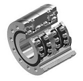 Obraz to szczeg&oacute;łowy schemat techniczny, przedstawiający przekr&oacute;j poprzeczny układu napędu śrubowego. Widoczne są:  Śruba kulowa (wał śrubowy): element przenoszący ruch obrotowy na posuw.  Nakrętka śruby kulowej  Łożysko do napęd&oacute;w śrubowych: specjalistyczne łożysko zamontowane na wałku, kt&oacute;re przyjmuje obciążenia osiowe generowane przez ruch śruby.  Na schemacie strzałki ilustrują kierunek działania sił osiowych. Widoczne są r&oacute;wnież napisy &bdquo;SKF&rdquo;, &bdquo;NSK&rdquo;, &bdquo;FAG&rdquo; umieszczone na pierścieniu łożyska, wskazujące na marki producent&oacute;w.