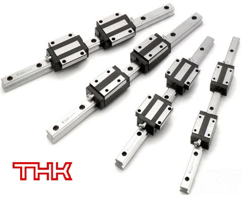 Obraz jest ucieleśnieniem najwyższej japońskiej precyzji i innowacyjności, kt&oacute;re są synonimem marki THK &ndash; pioniera i globalnego lidera w produkcji prowadnic liniowych (LM Guides). Kompozycja łączy w sobie sterylny, high-tech'owy wizerunek produkt&oacute;w z profesjonalizmem i zaufaniem, jakie budzi sprawdzony polski dystrybutor. W centrum uwagi, na czystej, metalowej lub grafitowej powierzchni, znajduje się flagowy produkt THK &ndash; prowadnica liniowa (LM Guide). &bull;	Technologia Caged Ball/Roller: Ujęcie makro eksponuje kluczową innowację THK &ndash; technologię Caged Ball (kulki w koszyku). Widoczne są precyzyjnie ułożone kulki, oddzielone od siebie elementami koszyka, co wizualnie komunikuje gł&oacute;wne zalety: ultra-płynny ruch, niski poziom hałasu i długotrwałą, bezobsługową pracę. &bull;	Precyzja wykonania: Cały komponent &ndash; zar&oacute;wno lśniąca, idealnie wyszlifowana szyna (rail), jak i kompaktowy w&oacute;zek (block) &ndash; emanuje najwyższą jakością obr&oacute;bki. &bull;	Marka Premium: Na bocznej powierzchni w&oacute;zka widoczne jest wyraźne, laserowo grawerowane logo "THK", co jest gwarancją autentyczności i najwyższej klasy produktu. Obok może leżeć precyzyjna śruba kulowa THK, dopełniając obrazu kompletnego systemu pozycjonującego. Tło jest subtelnie rozmyte (efekt bokeh), ale jednoznacznie wskazuje na profesjonalną, wielkoskalową dystrybucję na terenie Polski: &bull;	Nowoczesny magazyn: W tle widać rzędy wysokich regał&oacute;w magazynowych, wypełnionych uporządkowanymi, oryginalnymi opakowaniami THK. Duża ilość towaru na stanie wizualnie potwierdza status "sprawdzonego dystrybutora" i gwarantuje szybkie dostawy na terenie Polski. &bull;	Kontekst "w Polsce": W rogu obrazu lub jako element graficzny (np. flaga na opakowaniu, znak "Polski Dystrybutor") umieszczony jest akcent podkreślający krajową dystrybucję. &bull;	Logo Dystrybutora: W dyskretnym, ale widocznym miejscu umieszczone jest logo polskiego dystrybutora (np. DAKAM), z dopiskiem "Autoryzowany Dystrybutor THK", co buduje jego markę jako zaufanego partnera. Obraz niesie jasny komunikat: "Jako sprawdzony polski dystrybutor, posiadamy pełen asortyment innowacyjnych prowadnic liniowych THK z technologią Caged Ball, dostępnych natychmiast z naszego magazynu". Jest skierowany do konstruktor&oacute;w, producent&oacute;w maszyn CNC, robotyki i dział&oacute;w utrzymania ruchu.