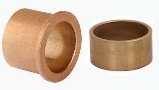 Zdjęcie przedstawia kompozycję tulejek z brązu spiekanego AMES, ułożonych na neutralnym, jasnym tle, kt&oacute;re podkreśla ich metaliczny połysk i strukturę.  Na pierwszym planie widać kilka tulejek w r&oacute;żnych rozmiarach, co demonstruje szeroki asortyment producenta. Mają one charakterystyczny, miedziano-złoty odcień, typowy dla brązu. Ich powierzchnia jest porowata i matowa, co jest kluczową cechą brązu spiekanego, kt&oacute;ry pozwala na wchłanianie i magazynowanie oleju.  Tulejki są ułożone w przemyślany spos&oacute;b &ndash; część z nich stoi pionowo, co ukazuje ich cylindryczny kształt i precyzyjne krawędzie, a inne leżą wzdłuż, prezentując gładką powierzchnię zewnętrzną. W tle można dostrzec logo AMES, kt&oacute;re może znajdować się na opakowaniu lub jako element tła.  Oświetlenie jest jednolite, co pozwala na dokładne przyjrzenie się detalom i porowatej strukturze materiału, kluczowej dla właściwości samosmarujących. Całość zdjęcia ma profesjonalny, techniczny charakter, podkreślając wysoką jakość i inżynieryjną precyzję produkt&oacute;w.